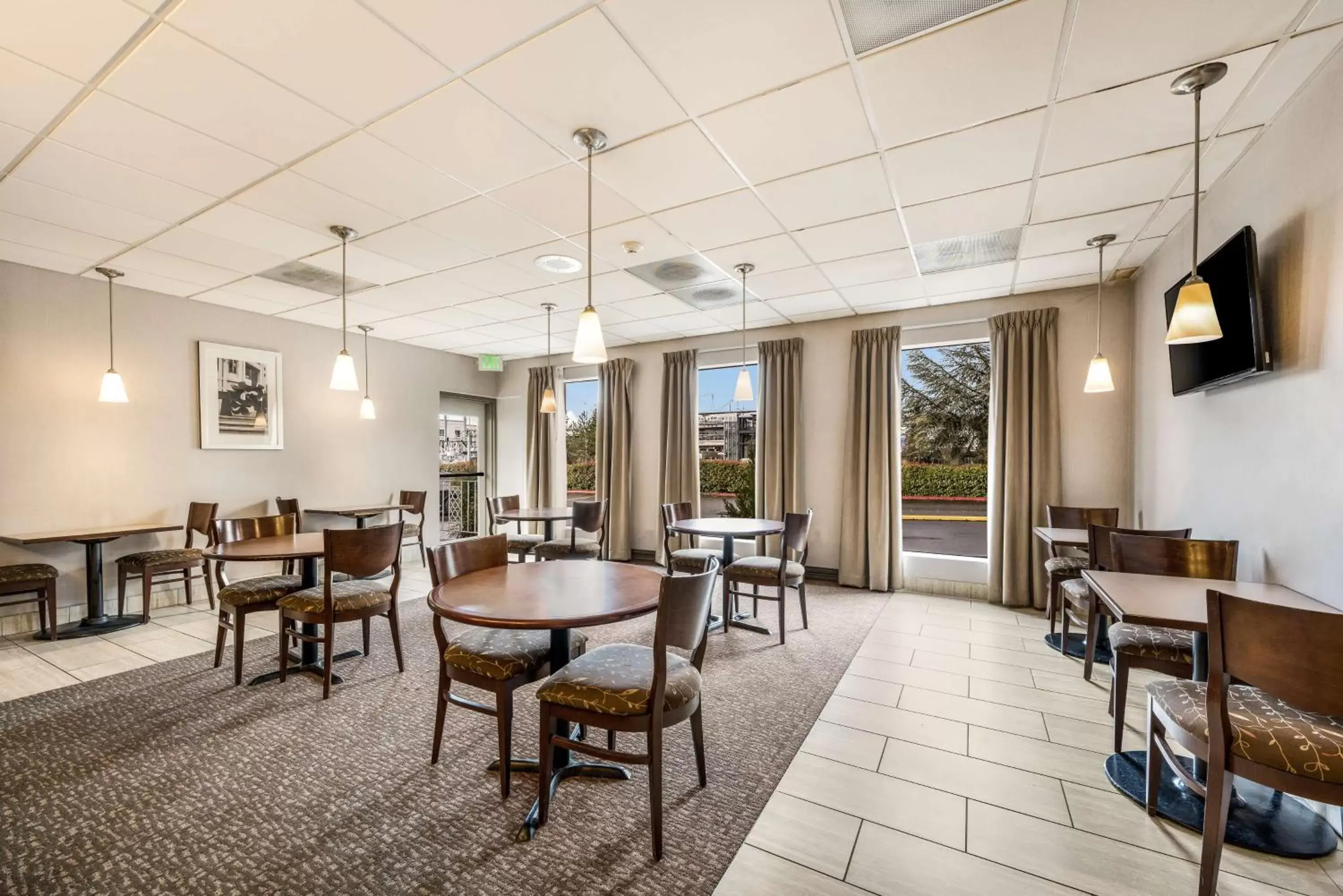 Restaurant/Places to Eat in SureStay Hotel by Best Western SeaTac Airport North