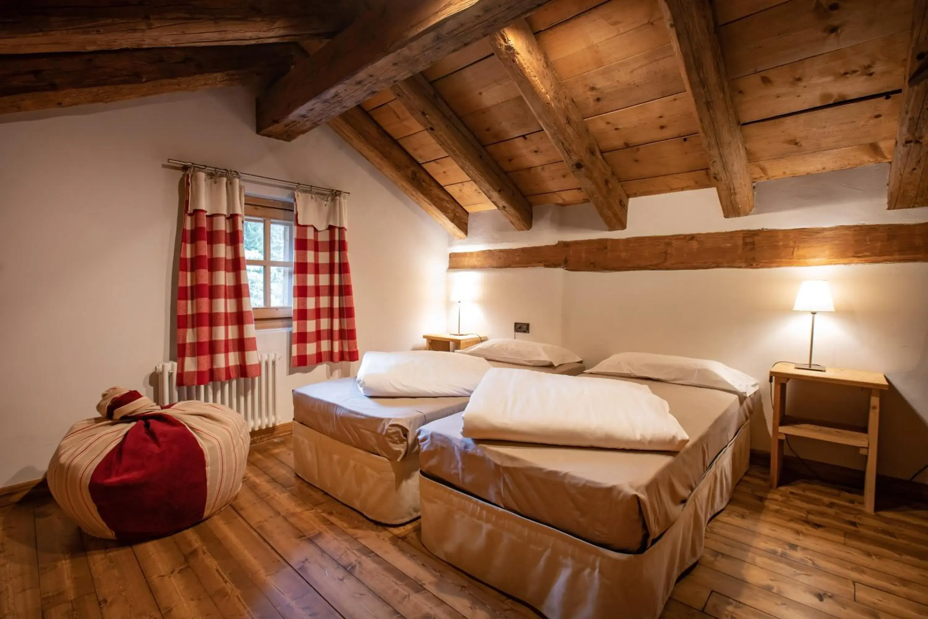 Bed in Hotel Chalet Svizzero