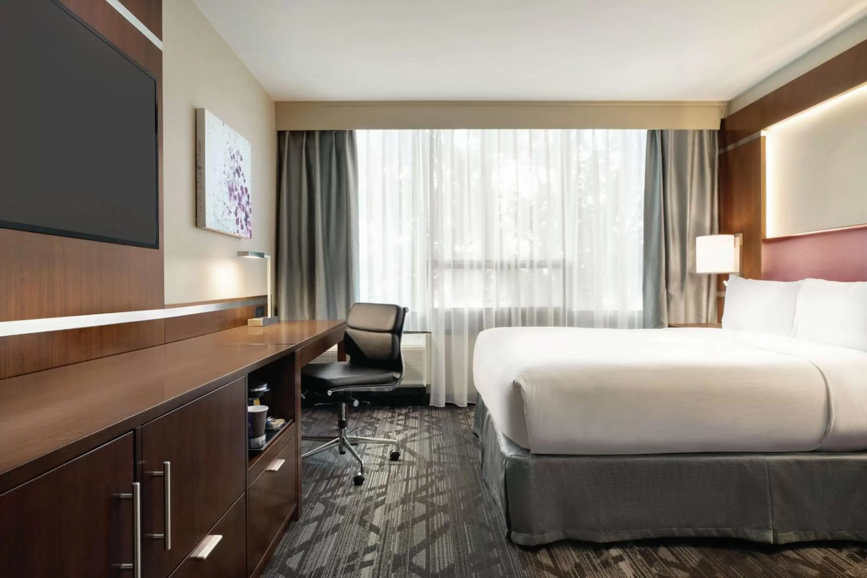 Bed, TV/Entertainment Center in DoubleTree by Hilton Hotel Toronto Airport West