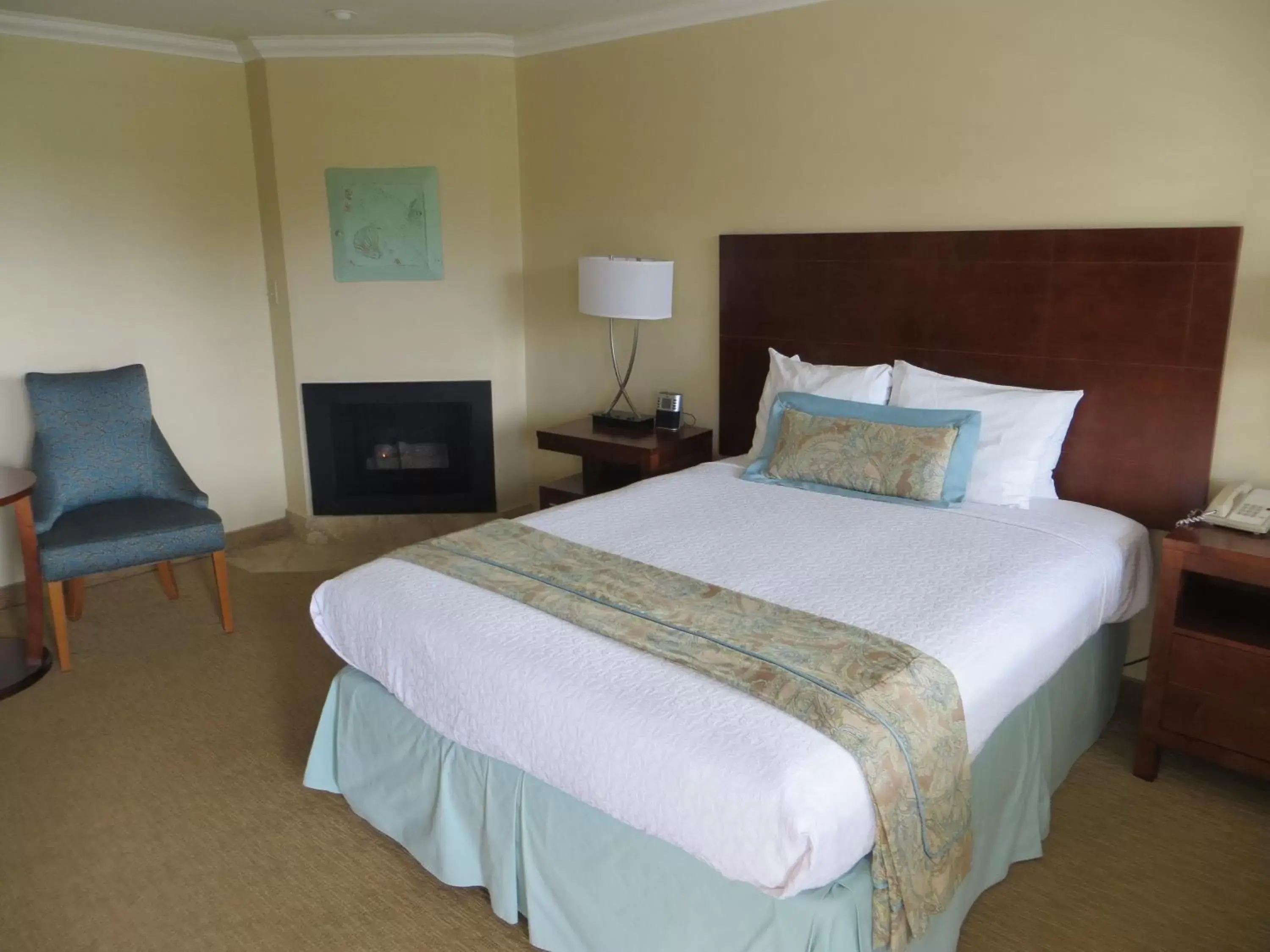 Photo of the whole room, Bed in Carmel Bay View Inn