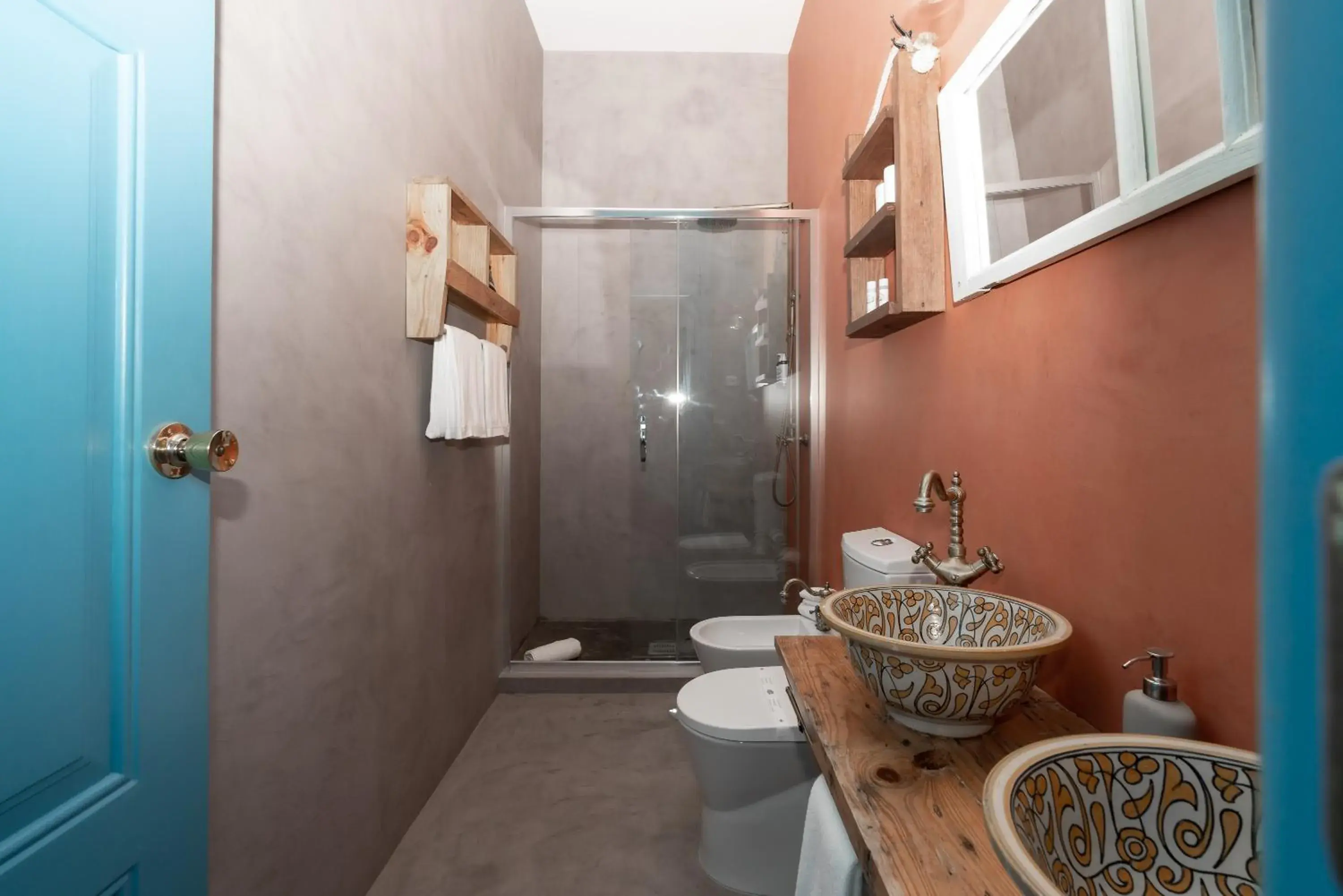 Shower, Bathroom in Des Arts Hostel and Suites