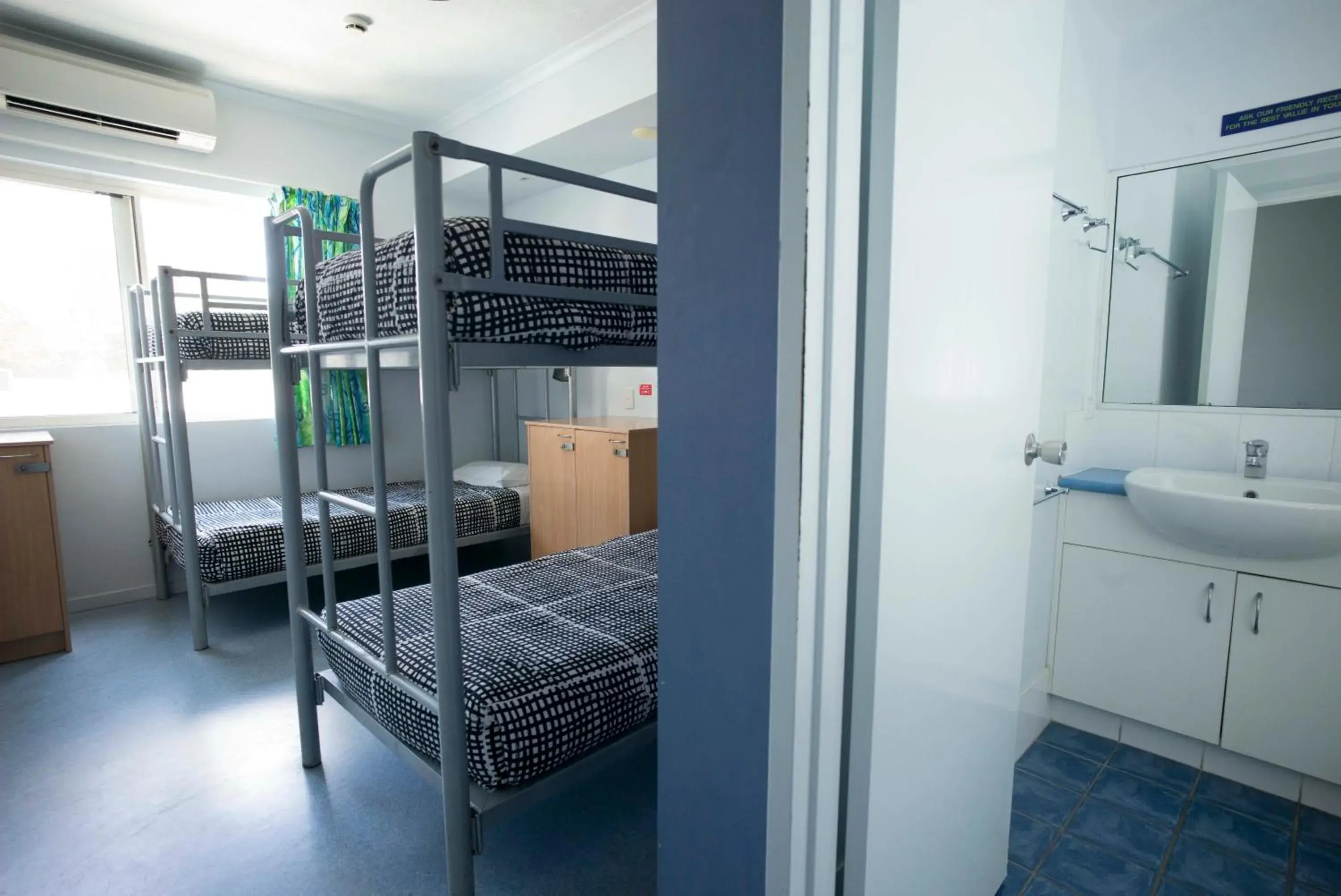 Bathroom, Bed in YHA Cairns Central Bathroom, Bed in YHA Cairns Central