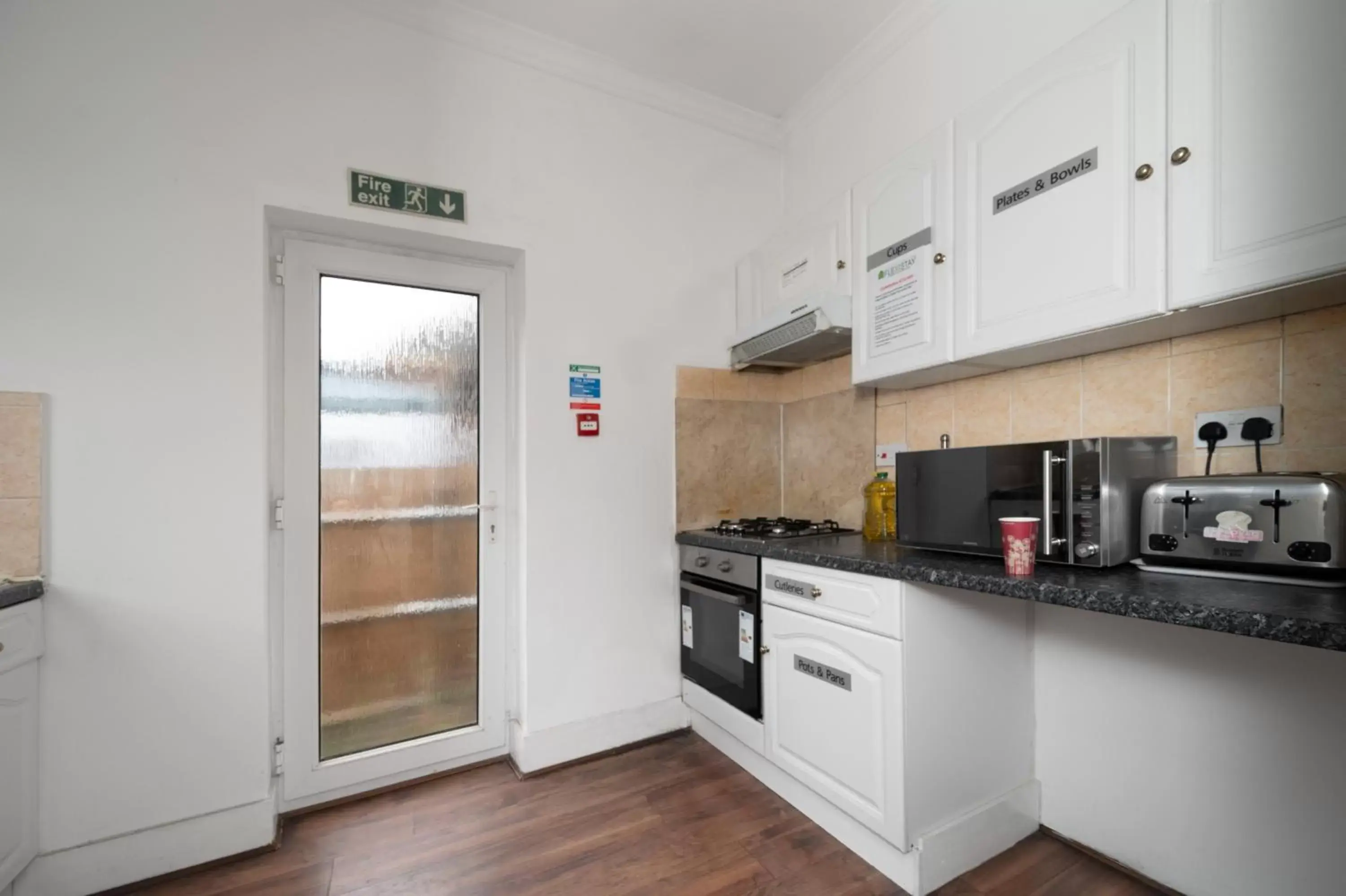 Communal kitchen, Kitchen/Kitchenette in Flexistay Norbury Aparthotel