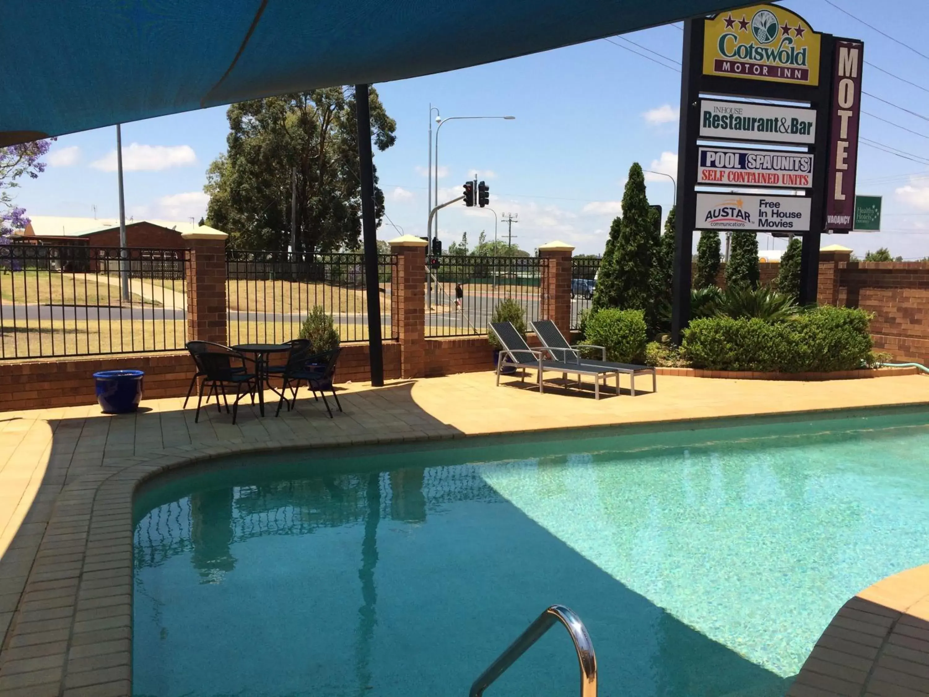 Swimming Pool in Cotswold Motor Inn