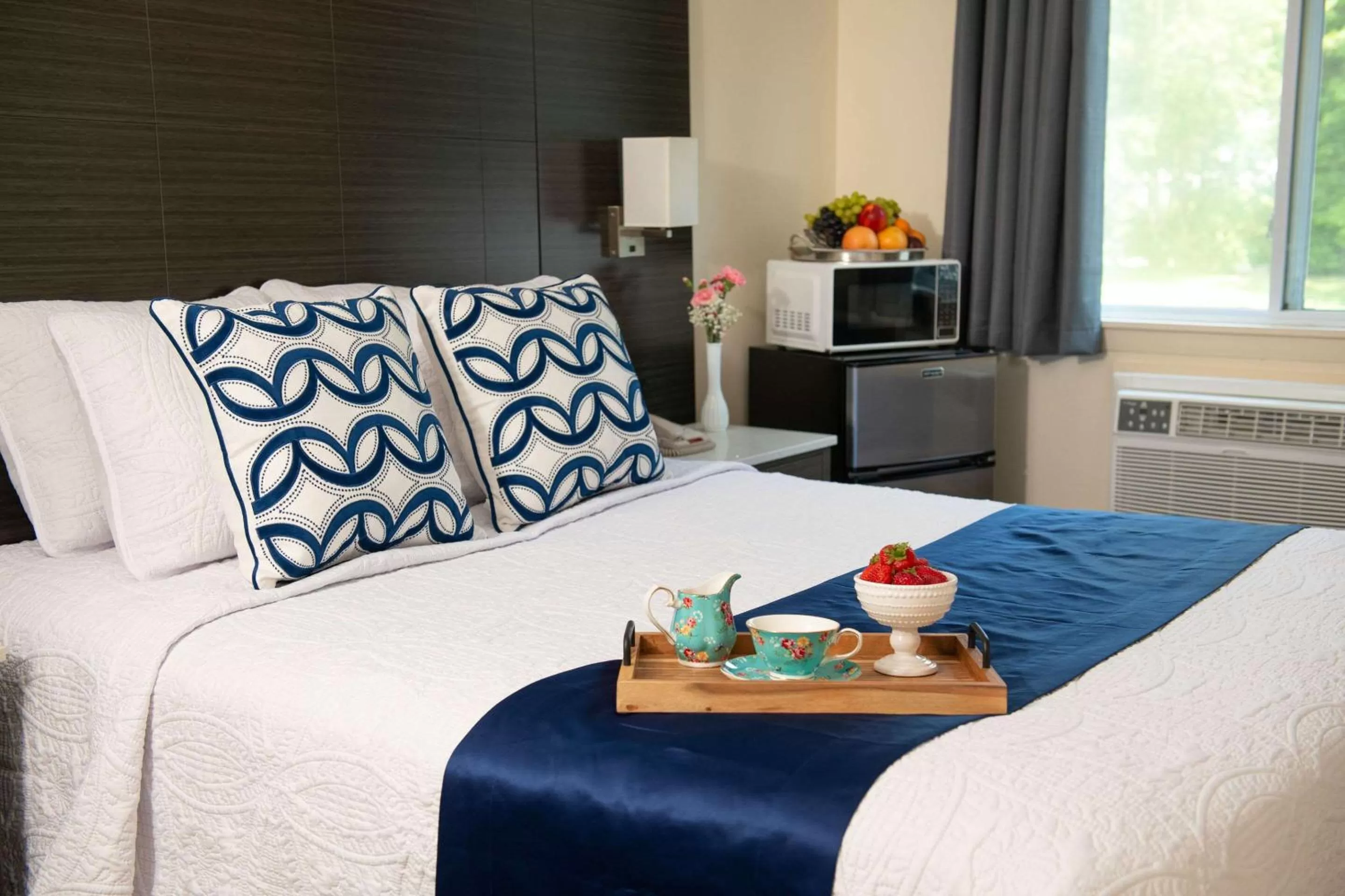 Bedroom, Bed in Rodeway Inn Middletown - Newport