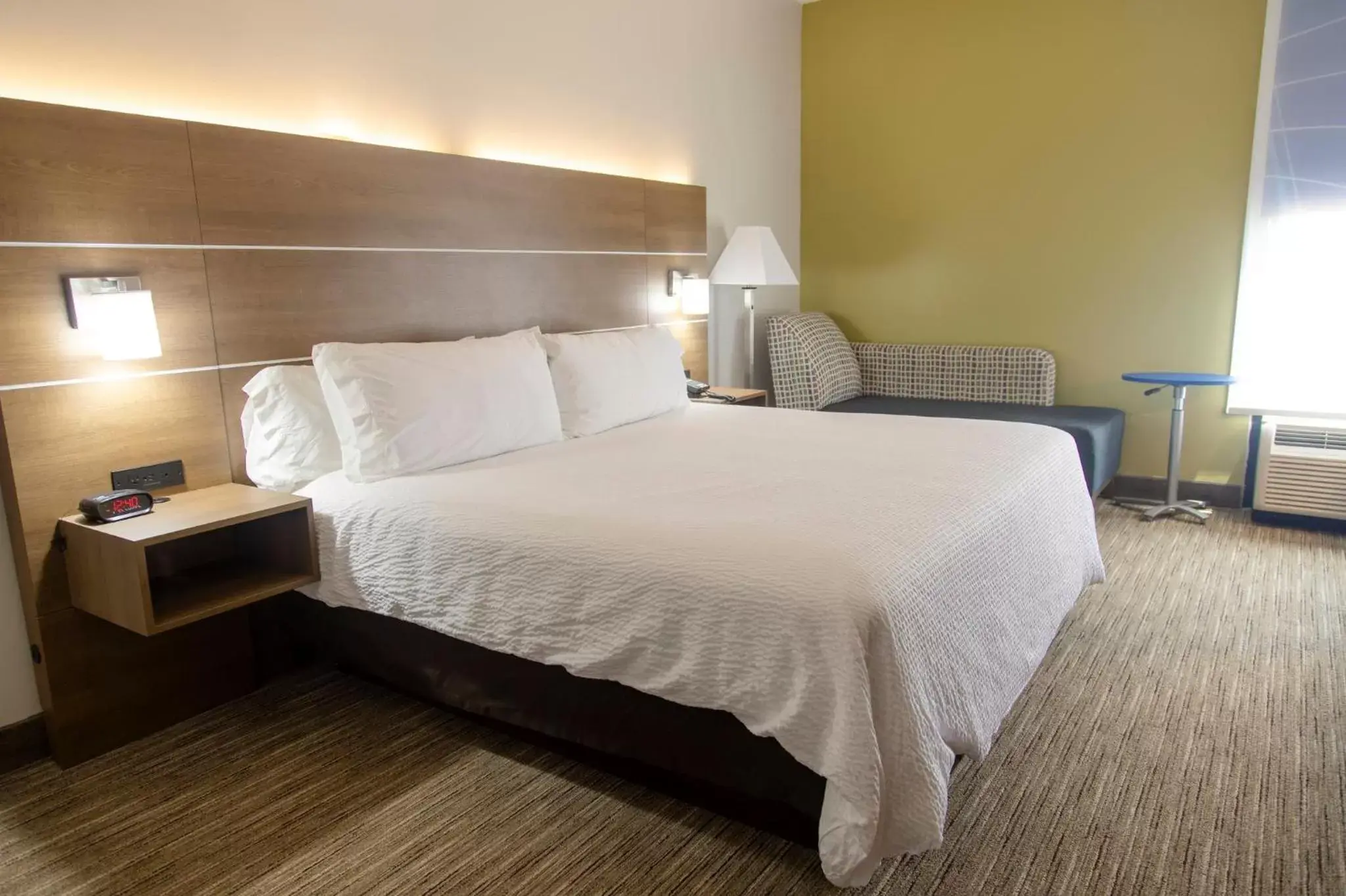 Photo of the whole room, Bed in Holiday Inn Express Marshfield - Springfield Area, an IHG Hotel