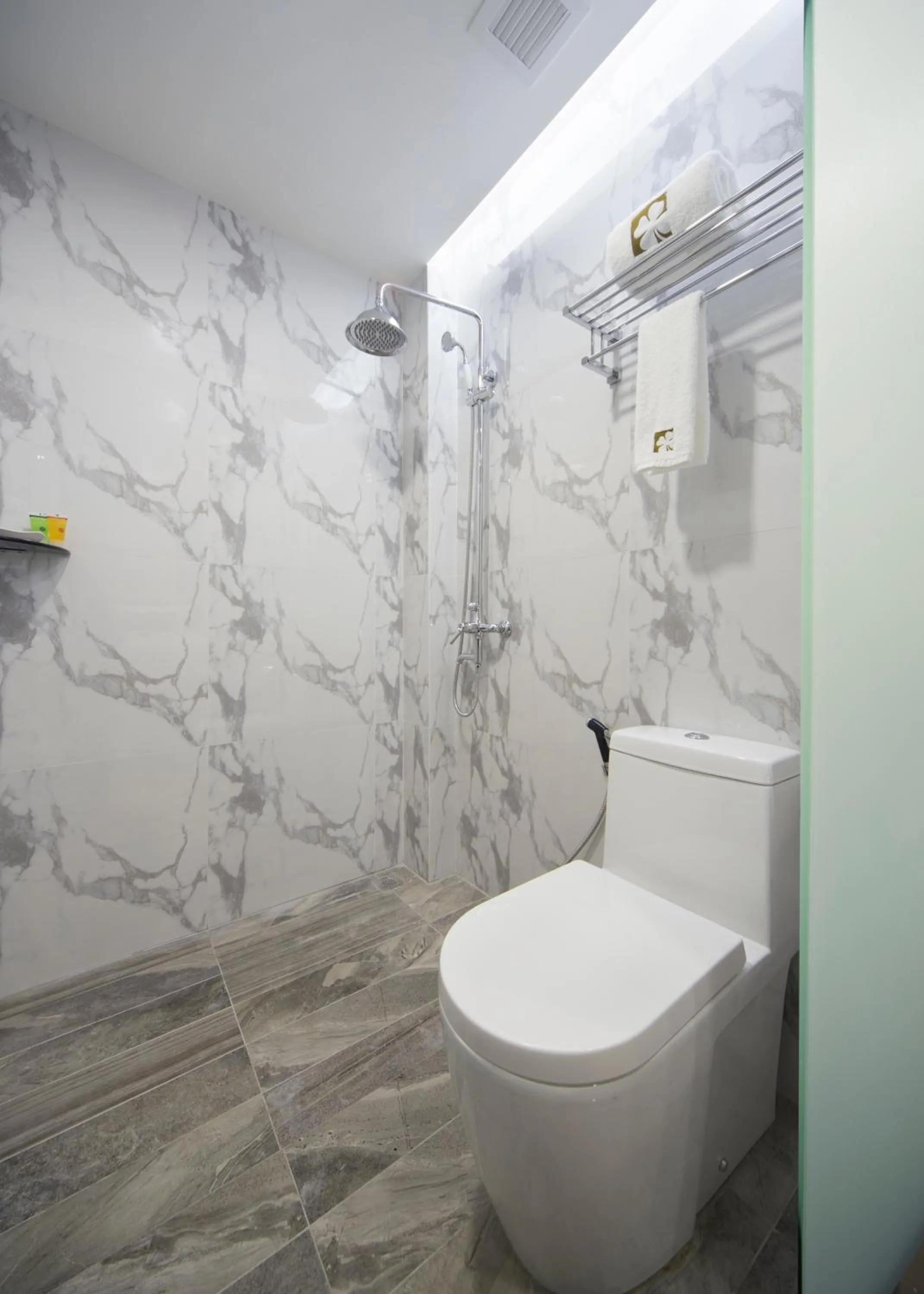 Toilet in Hotel Clover 7