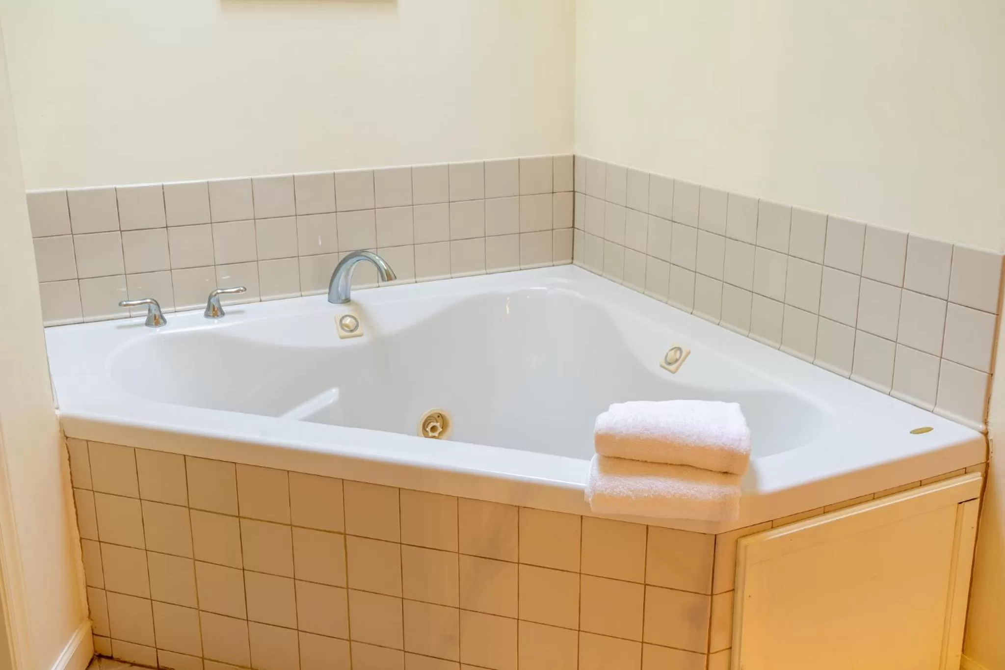 Hot Tub in The Chimney Rock Inn & Cottages