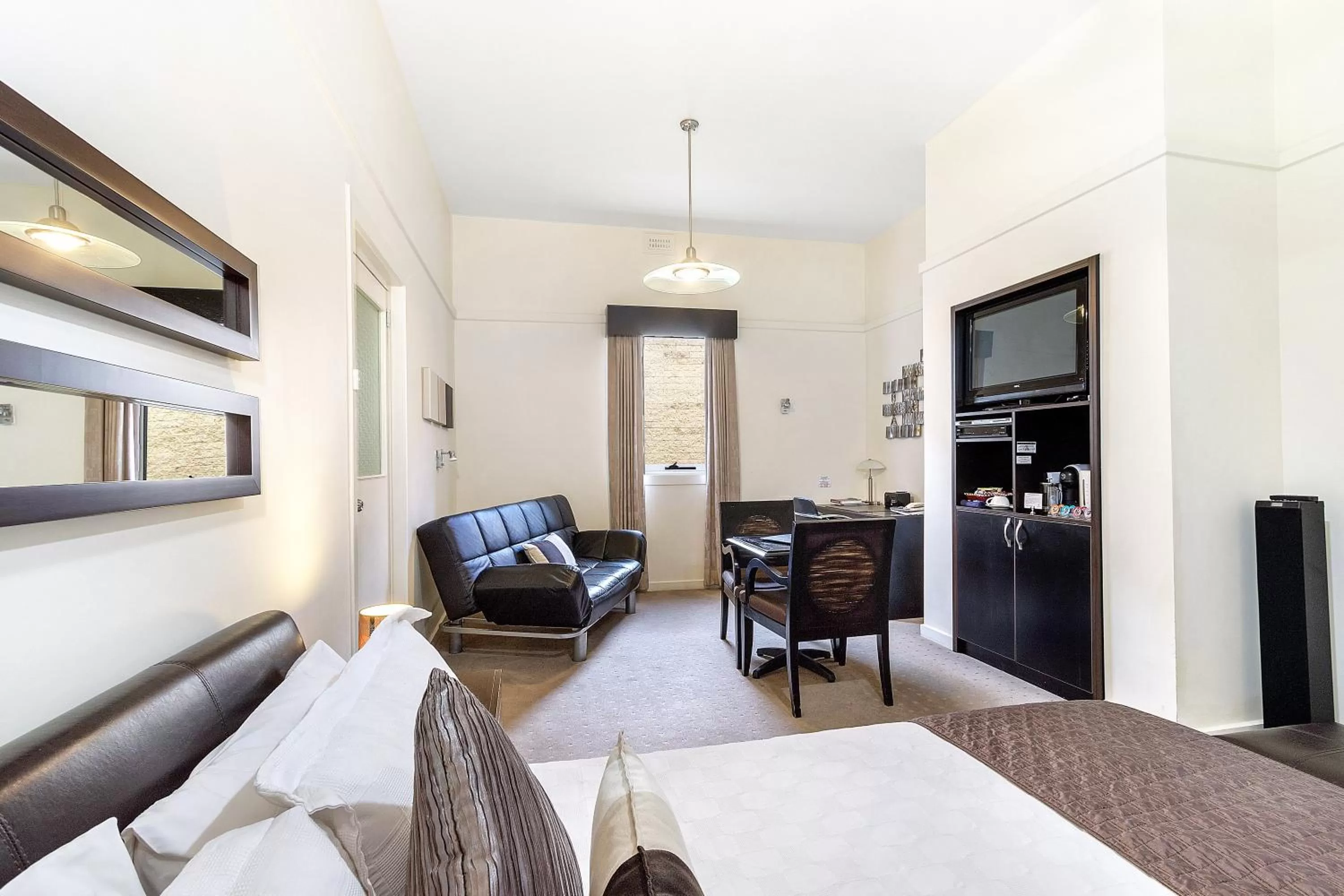 Coffee/tea facilities, Bed in The Madsen Boutique Hotel