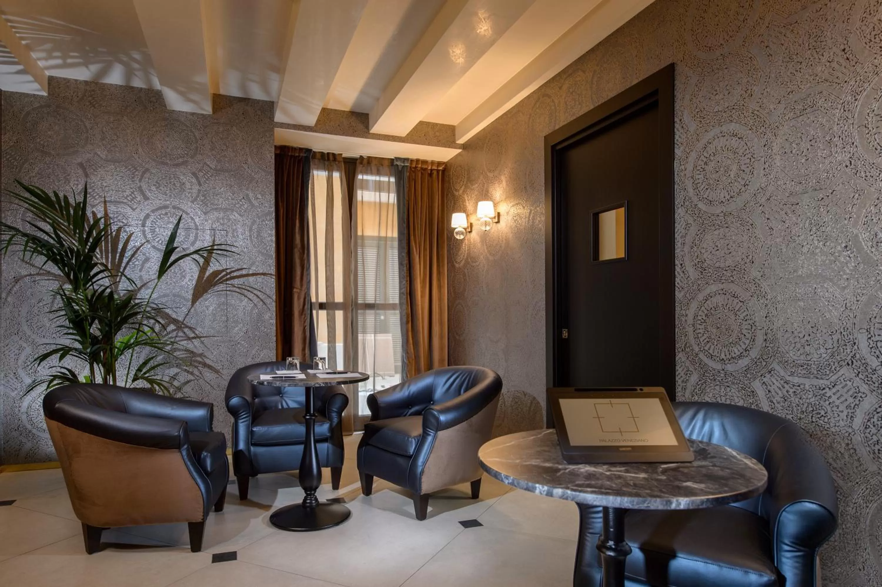 Communal lounge/ TV room in Palazzo Veneziano - Venice Collection