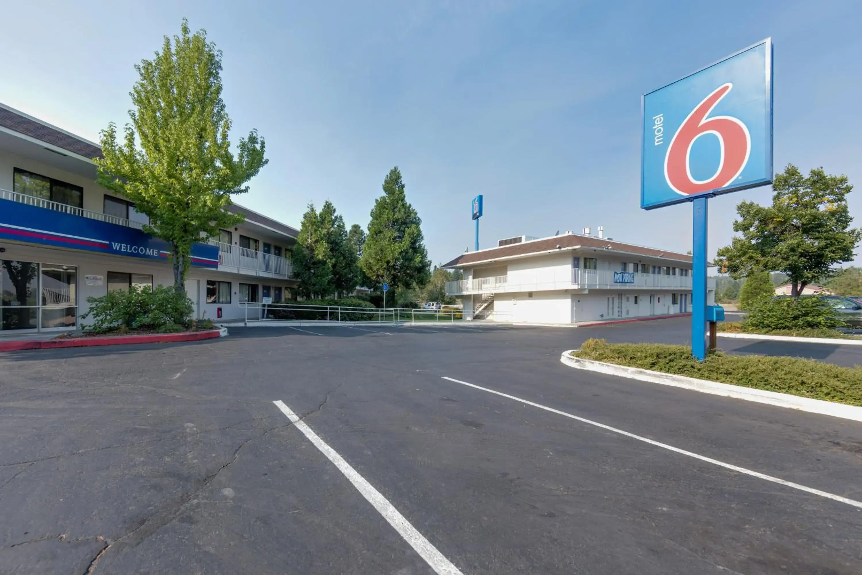 Facade/entrance in Motel 6 Weed - Mount Shasta Facade/entrance in Motel 6 Weed - Mount Shasta