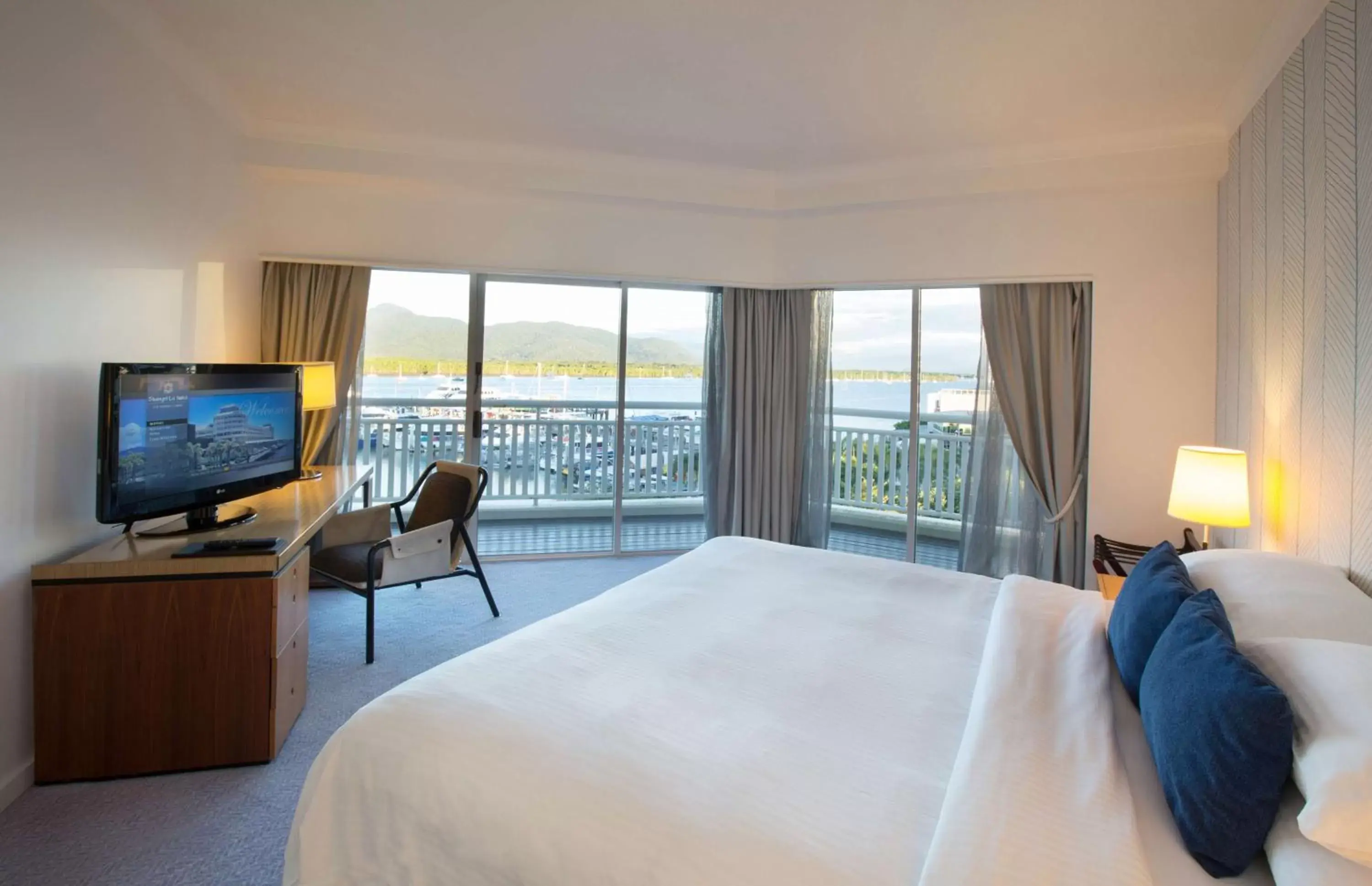 Facade/entrance, Bed in Shangri-La The Marina, Cairns