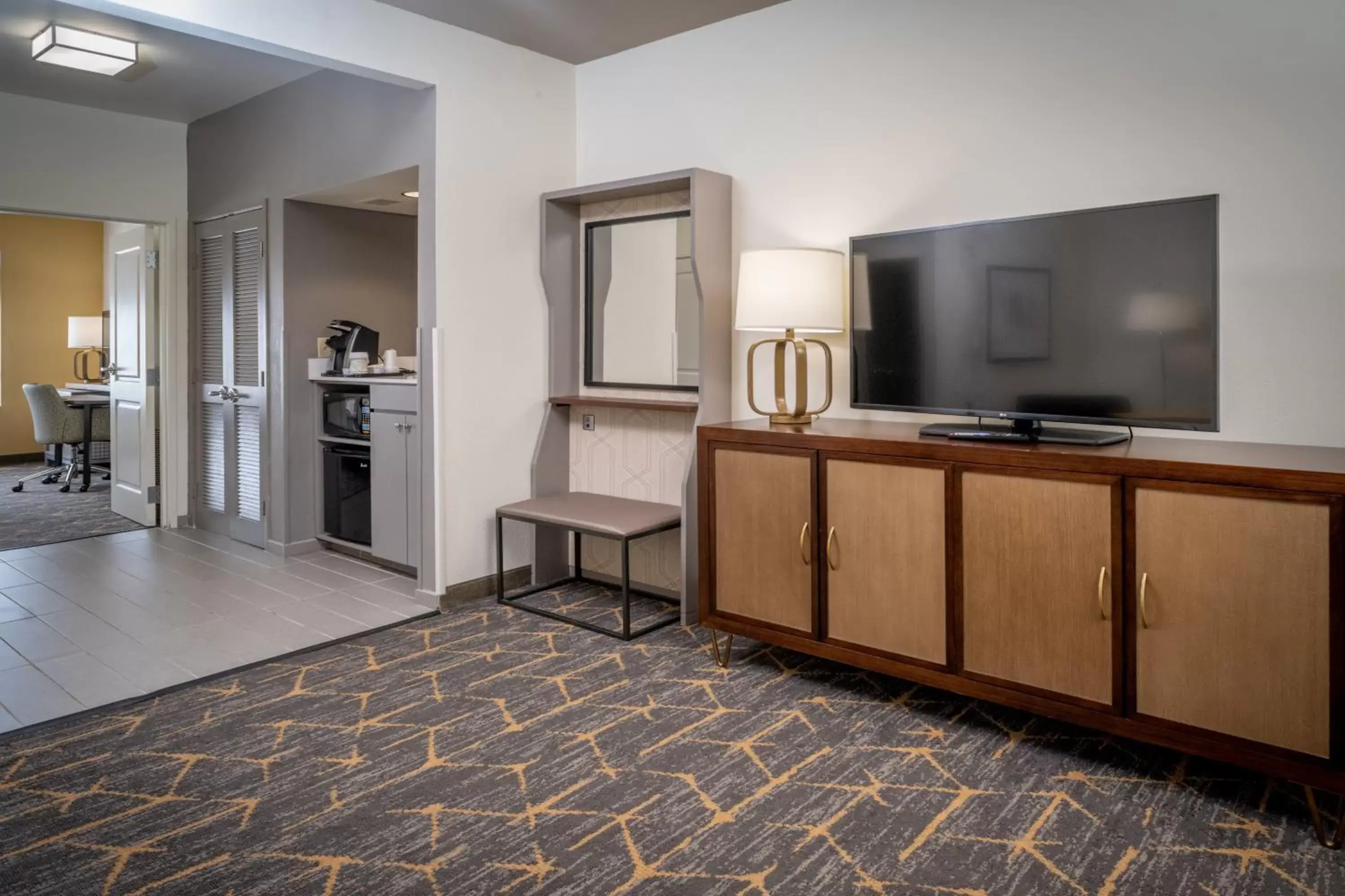 TV and multimedia, Lobby/Reception in Holiday Inn Hotel & Suites Beckley, an IHG Hotel