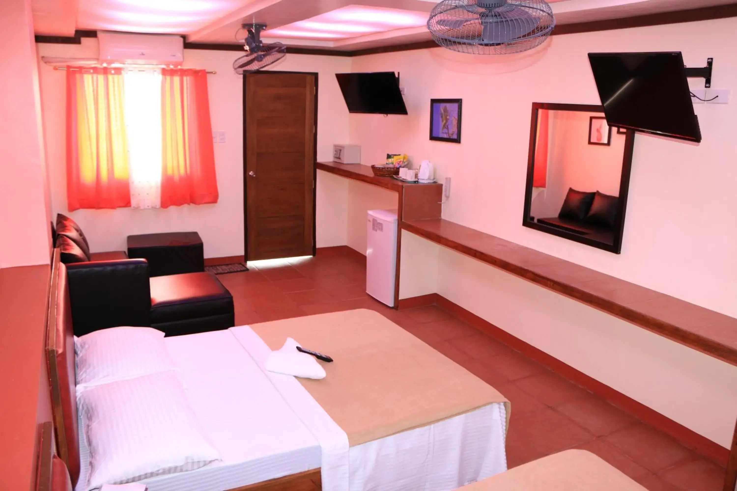 Bed, TV/Entertainment Center in Badladz Beach and Dive Resort