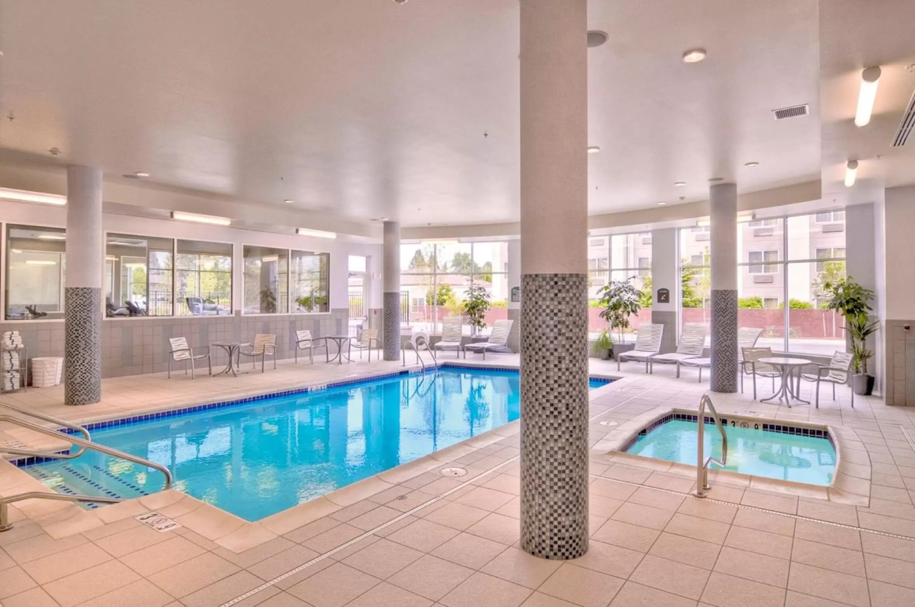 Swimming Pool in Holiday Inn Express : Eugene - Springfield, an IHG Hotel