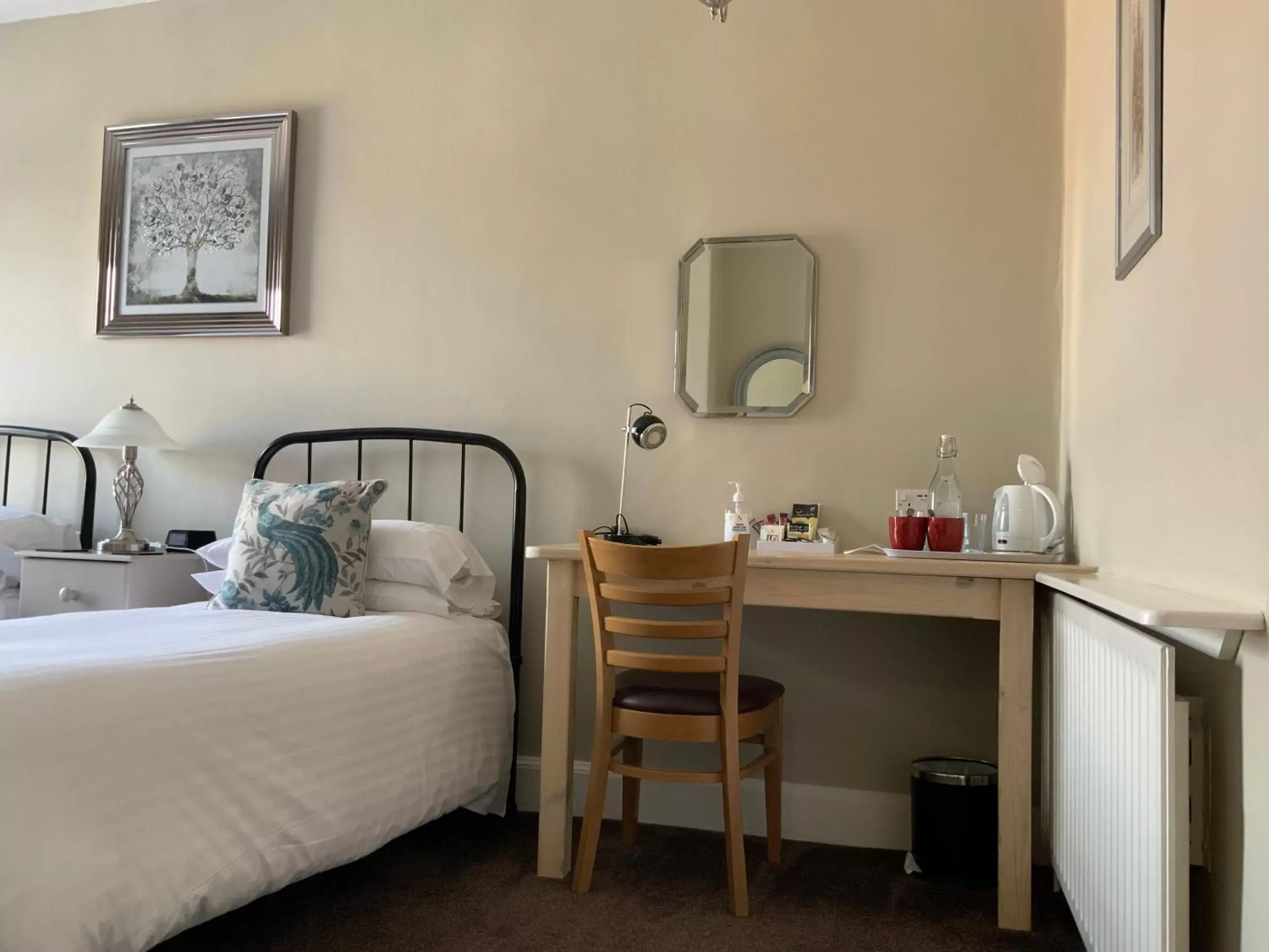 Seating area, Bed in The Red Lion Inn