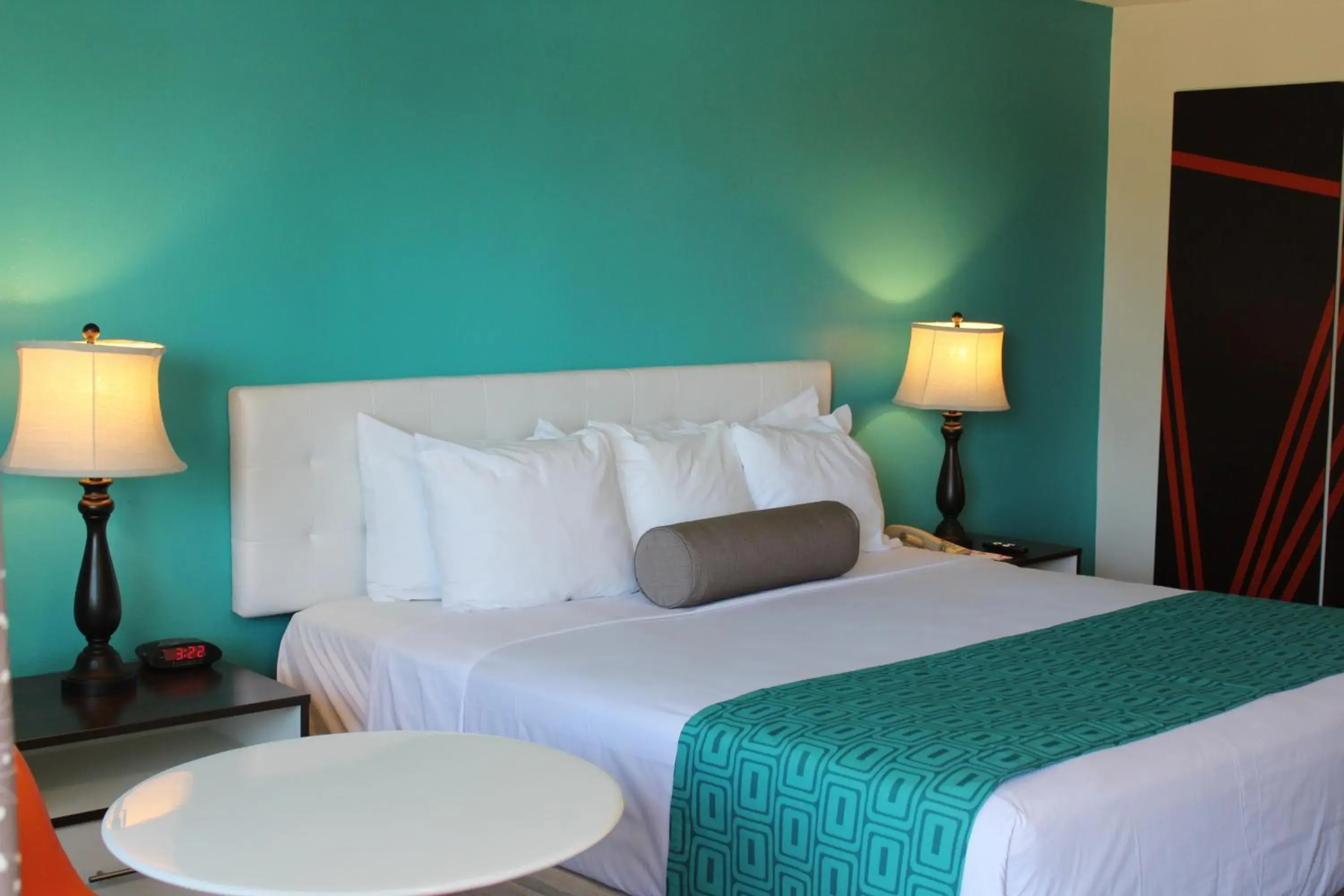 Property building, Bed in Howard Johnson by Wyndham San Diego Hotel Circle
