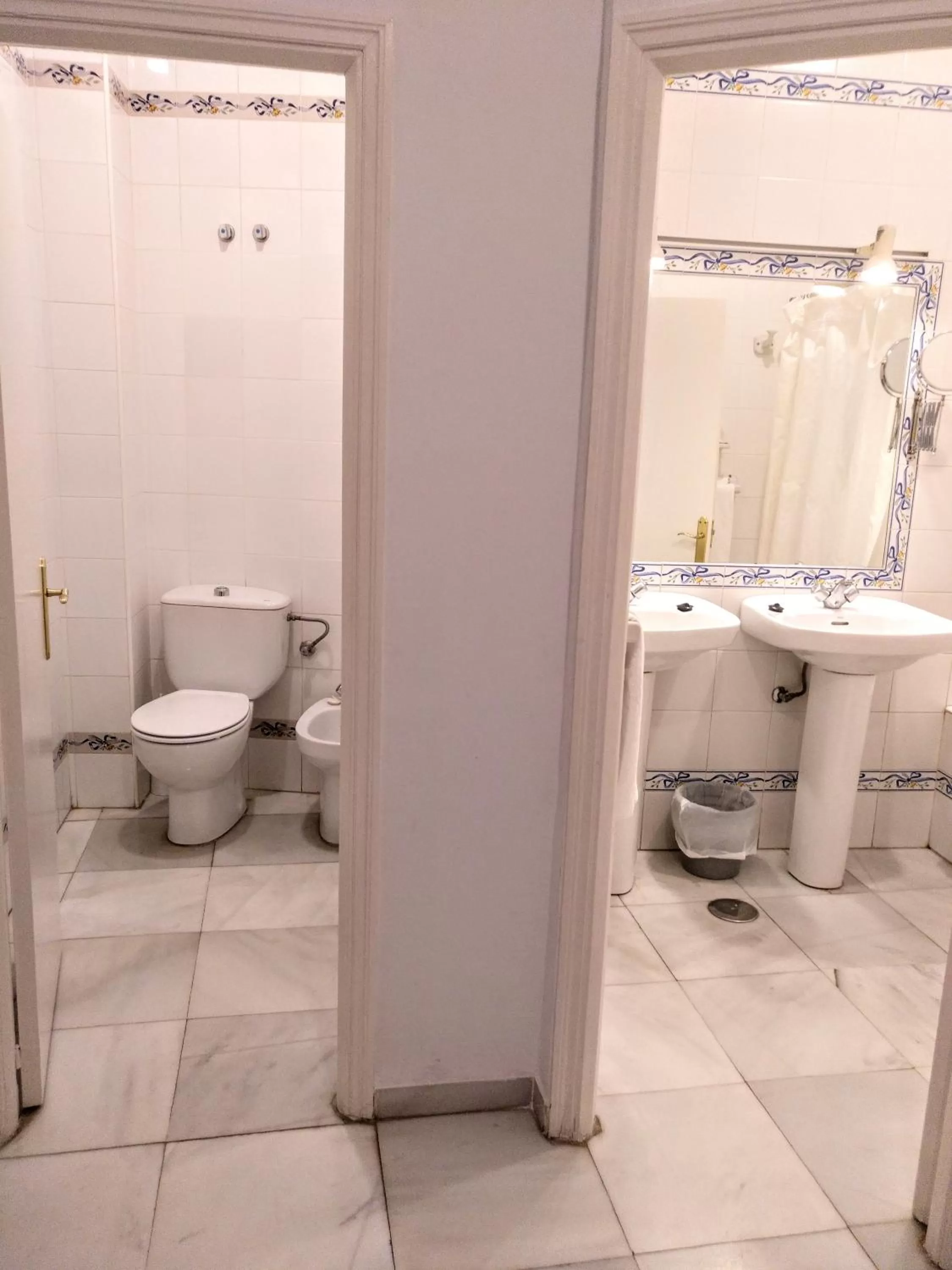 Bathroom in Hotel Simon