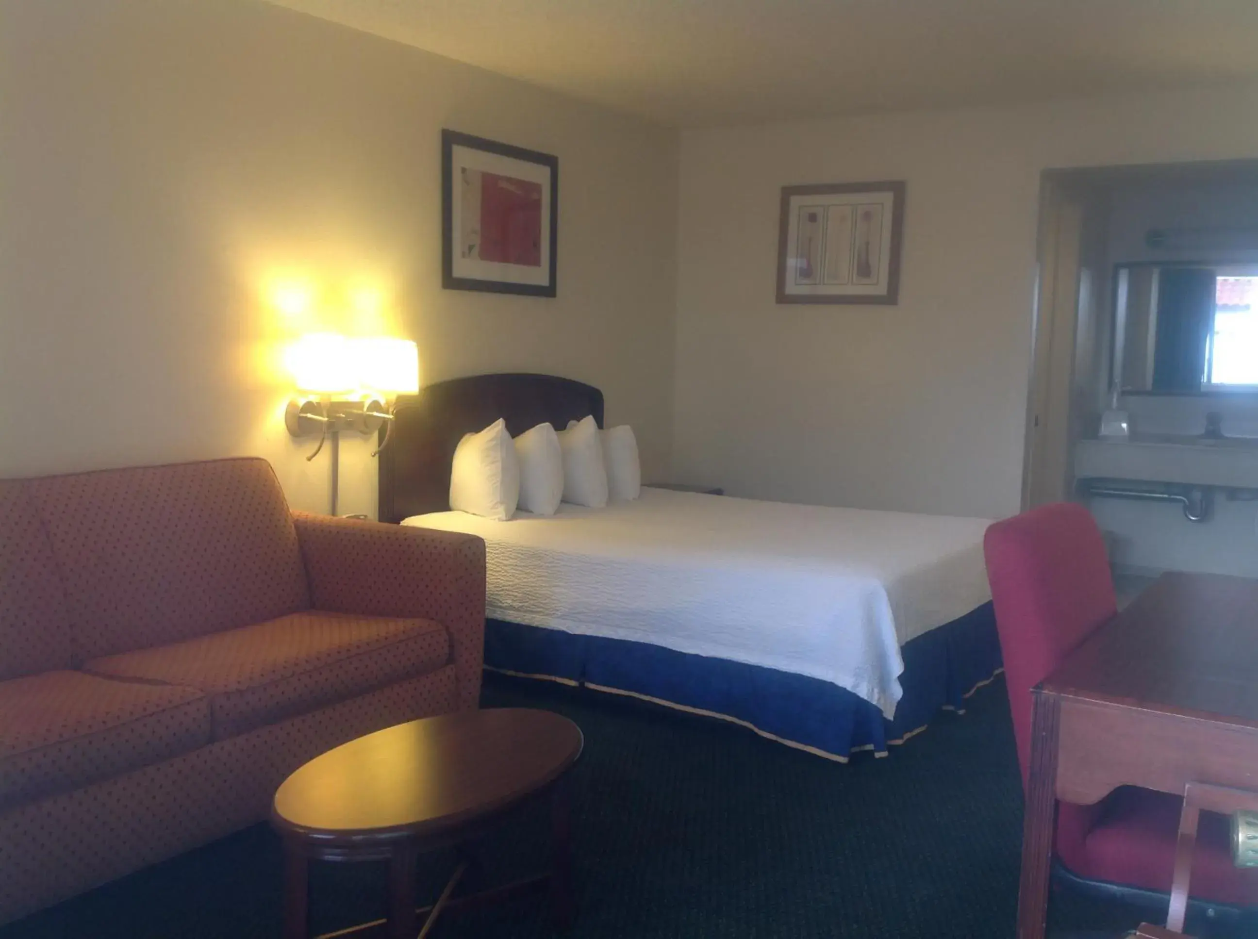 Photo of the whole room, Bed in Eunice Plaza Motel