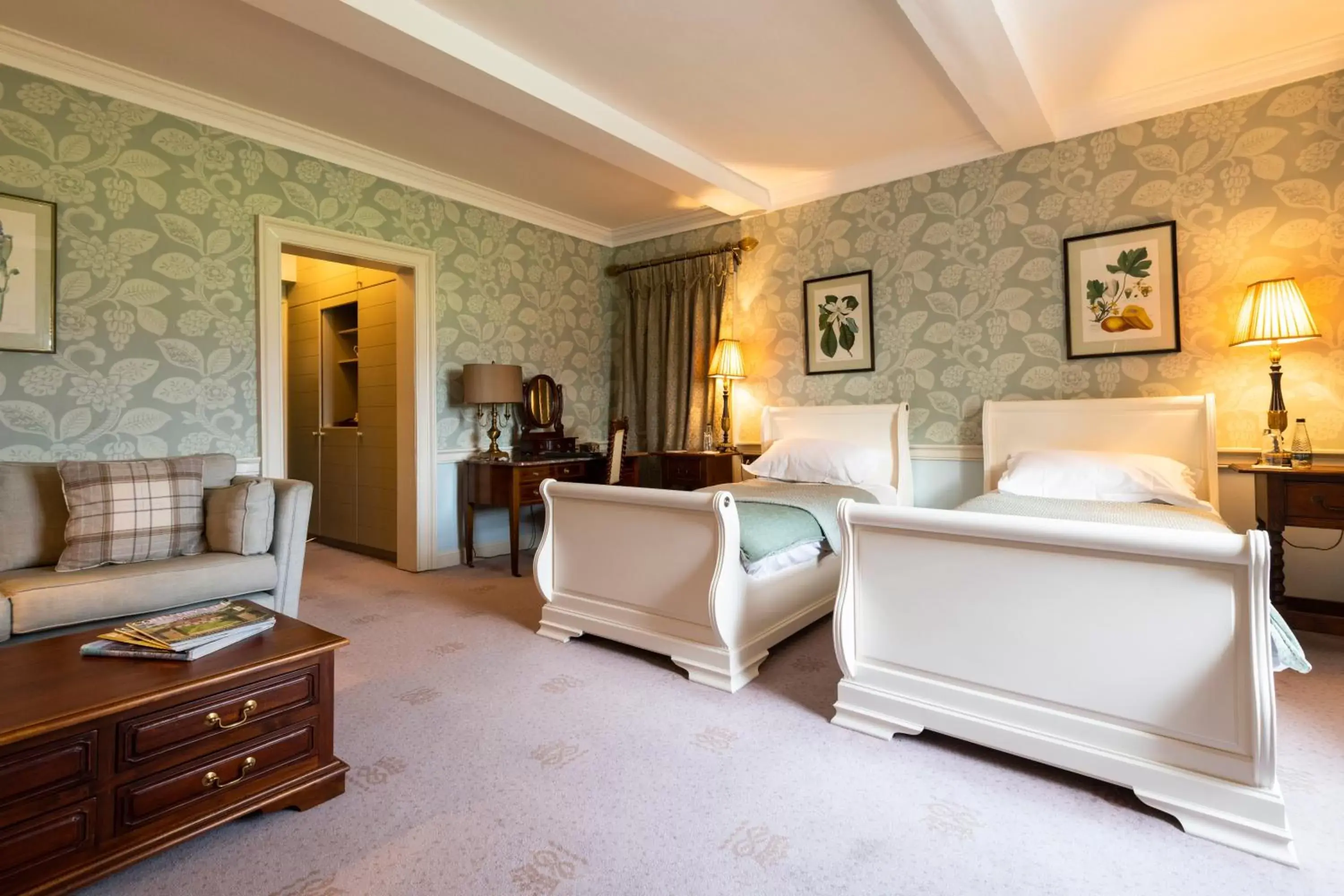 Bedroom, Seating Area in Cavendish Hotel