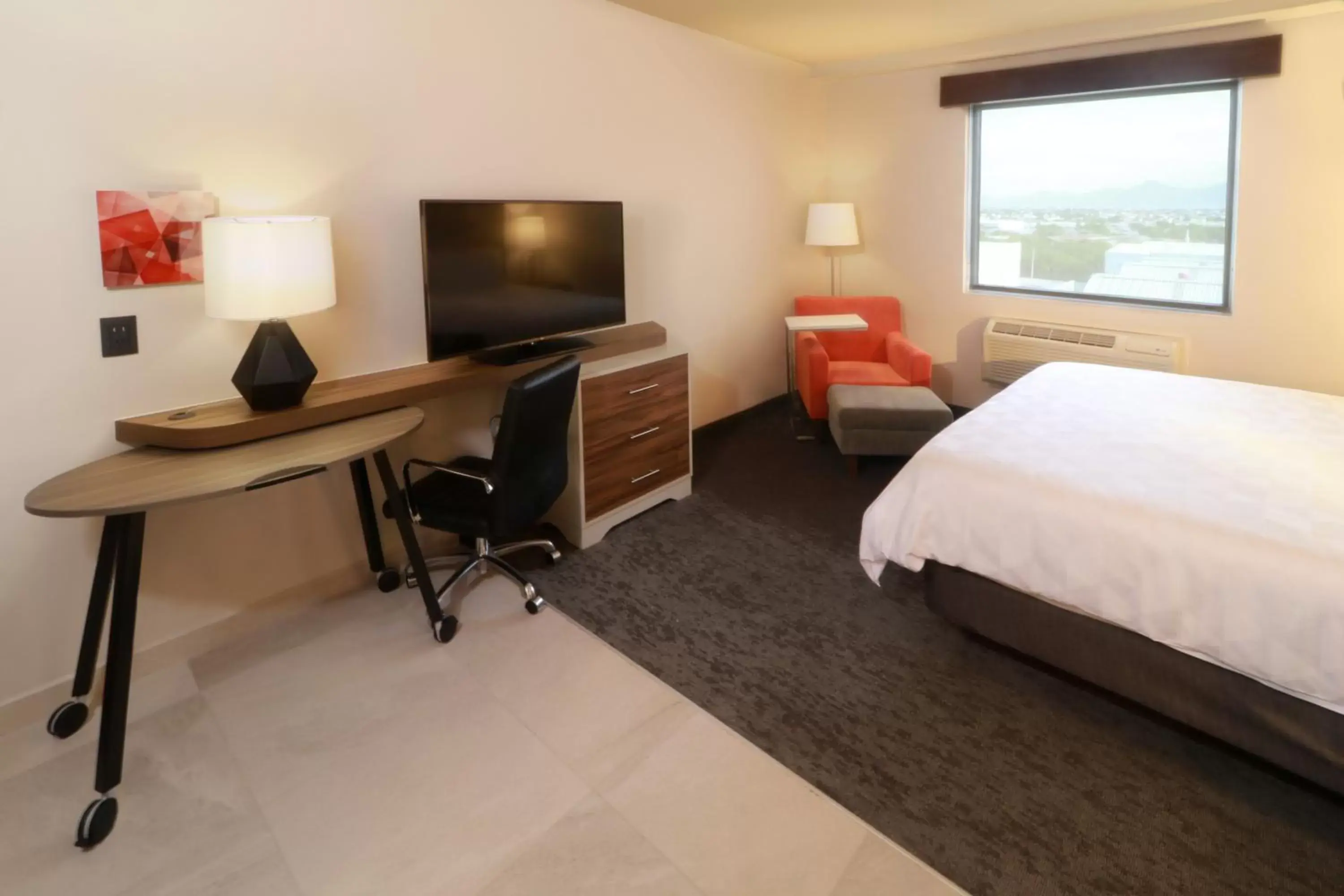 Photo of the whole room, TV/Entertainment Center in Holiday Inn & Suites - Monterrey Apodaca Zona Airport, an IHG Hotel