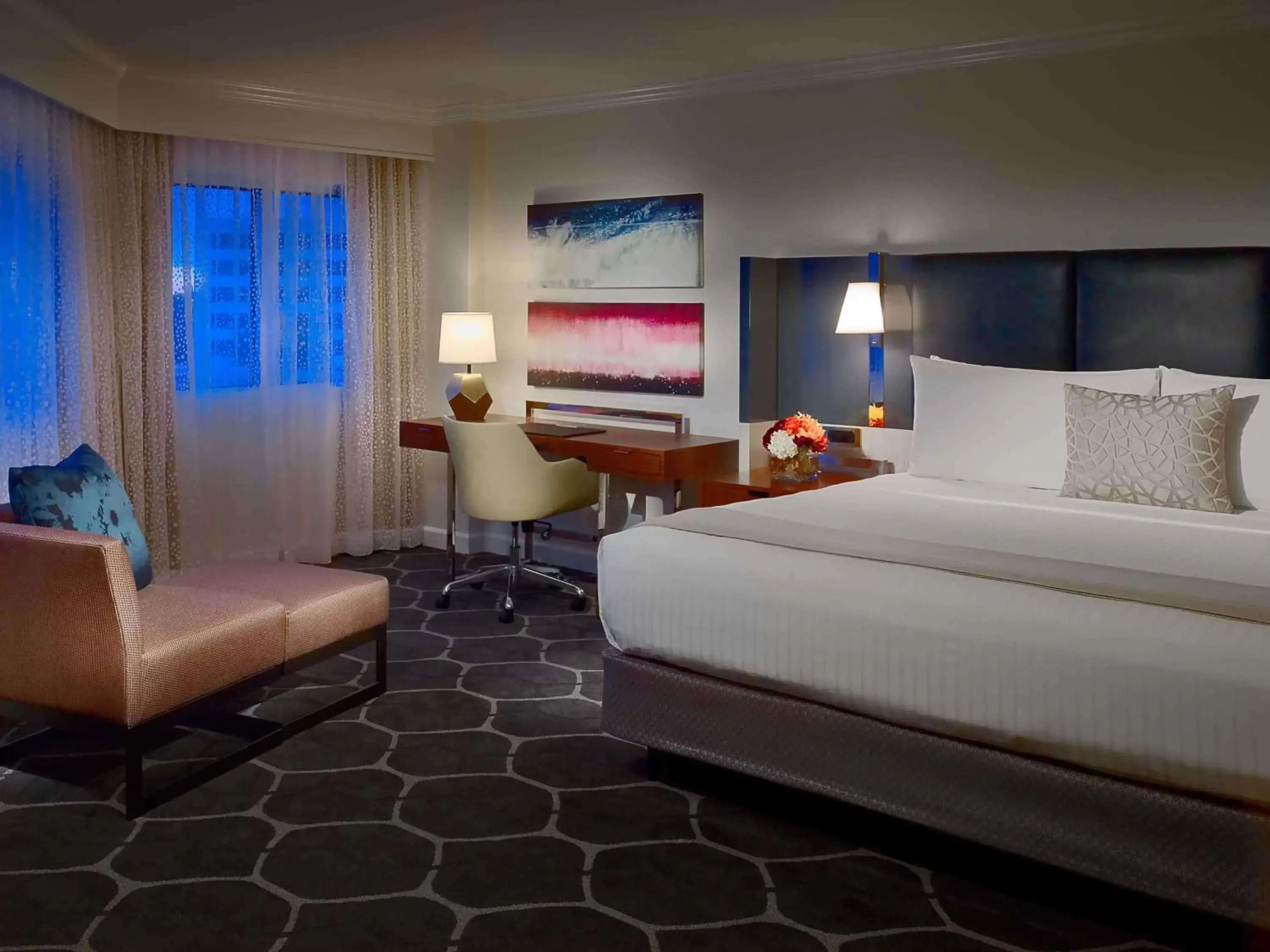 Photo of the whole room, Bed in The Royal Sonesta Houston Galleria