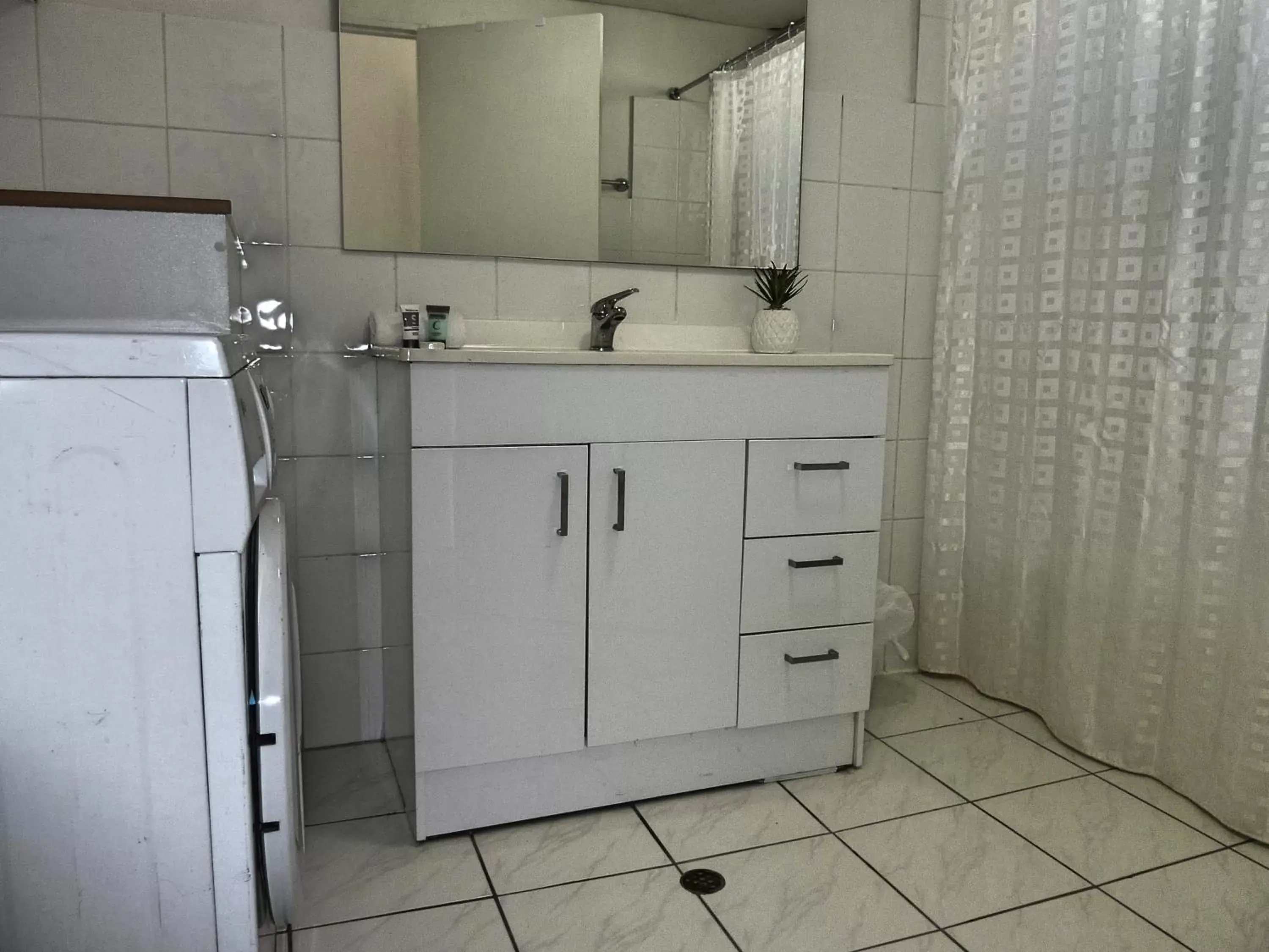 Bathroom, Kitchen/Kitchenette in Jadran Motel & El Jays Holiday Lodge