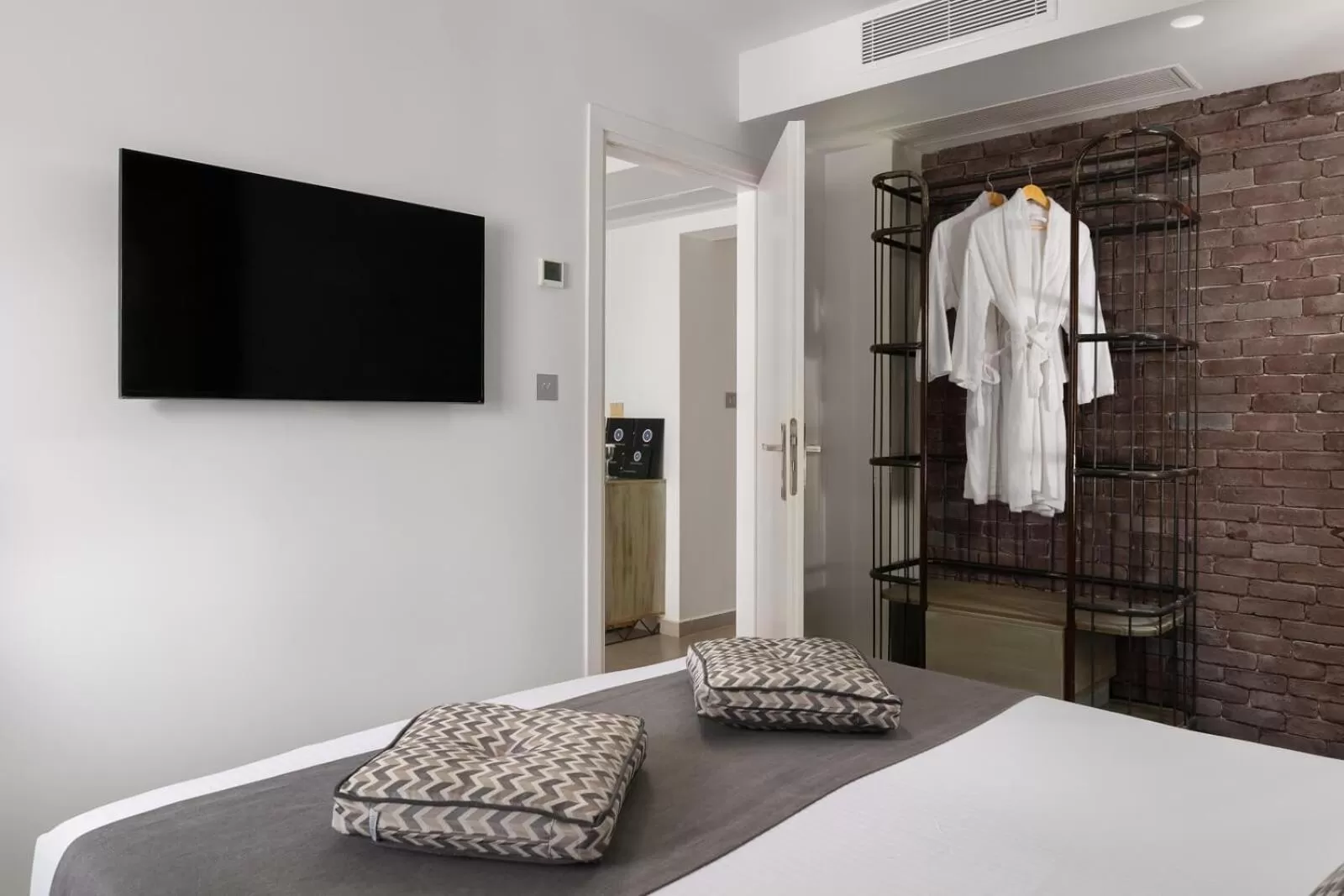 Bed in Elakati Luxury Boutique Hotel - Adults Only