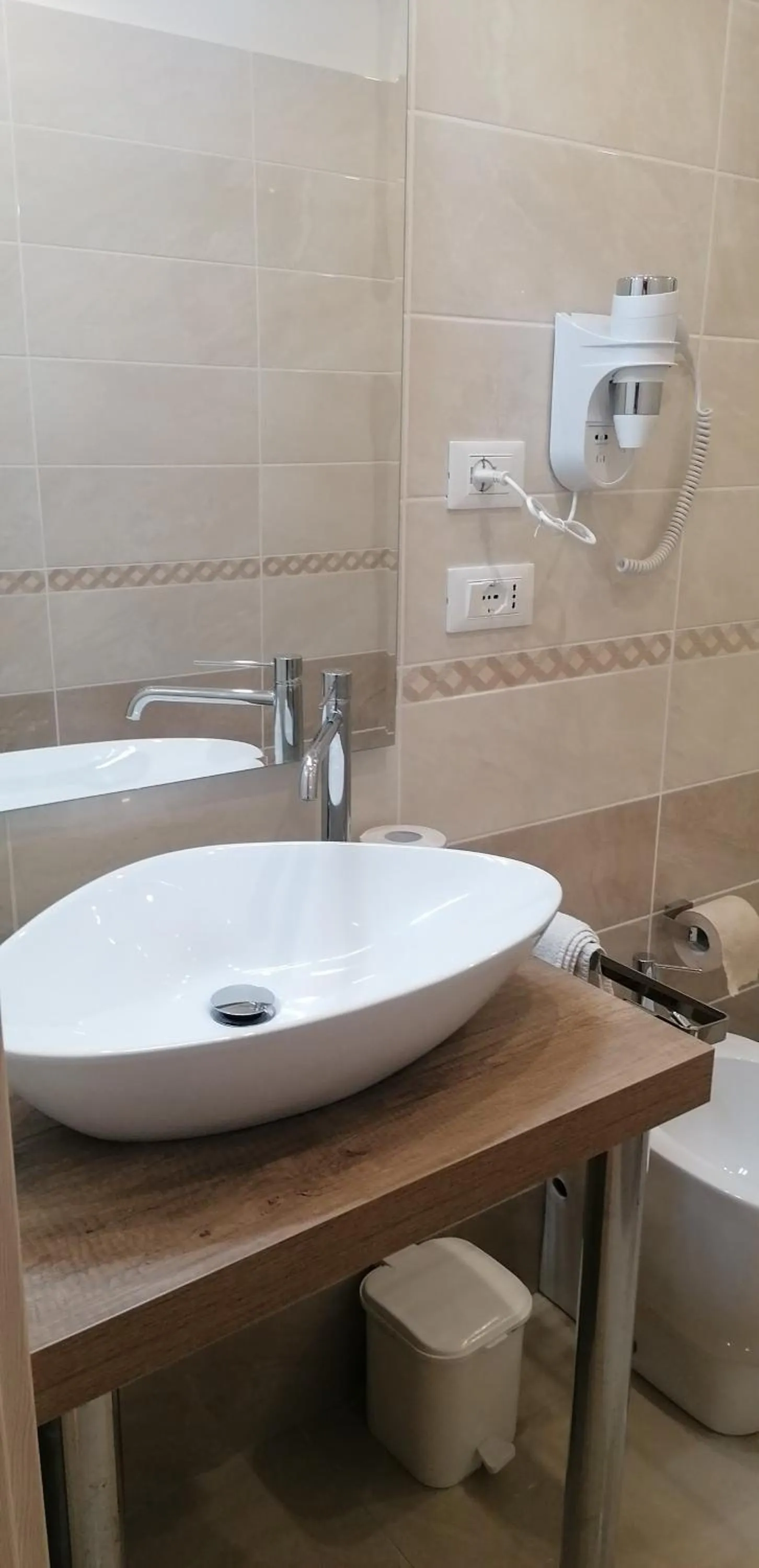 Shower in Hotel Boccascena