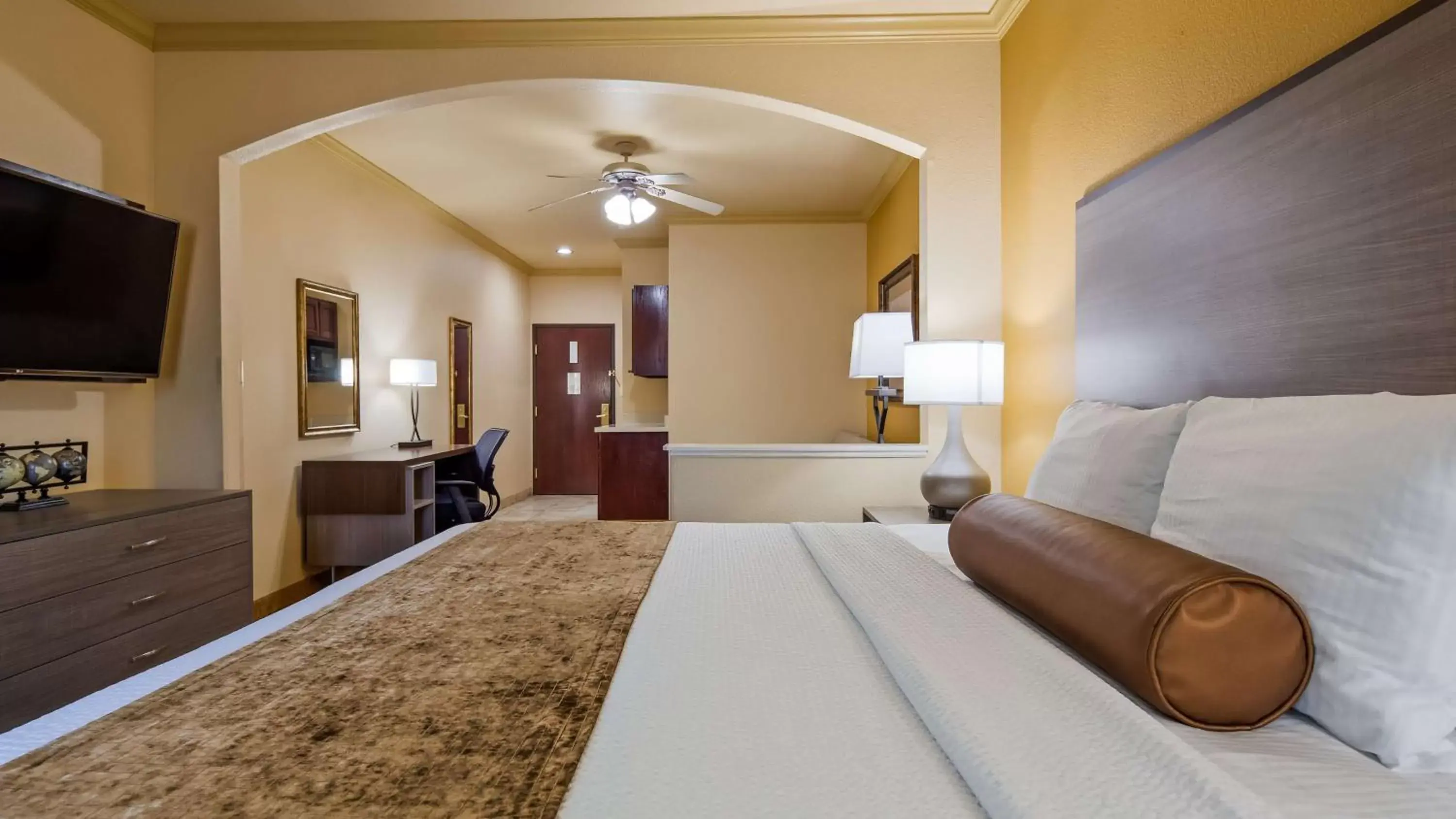 Bed in Best Western Plus Crown Colony Inn & Suites