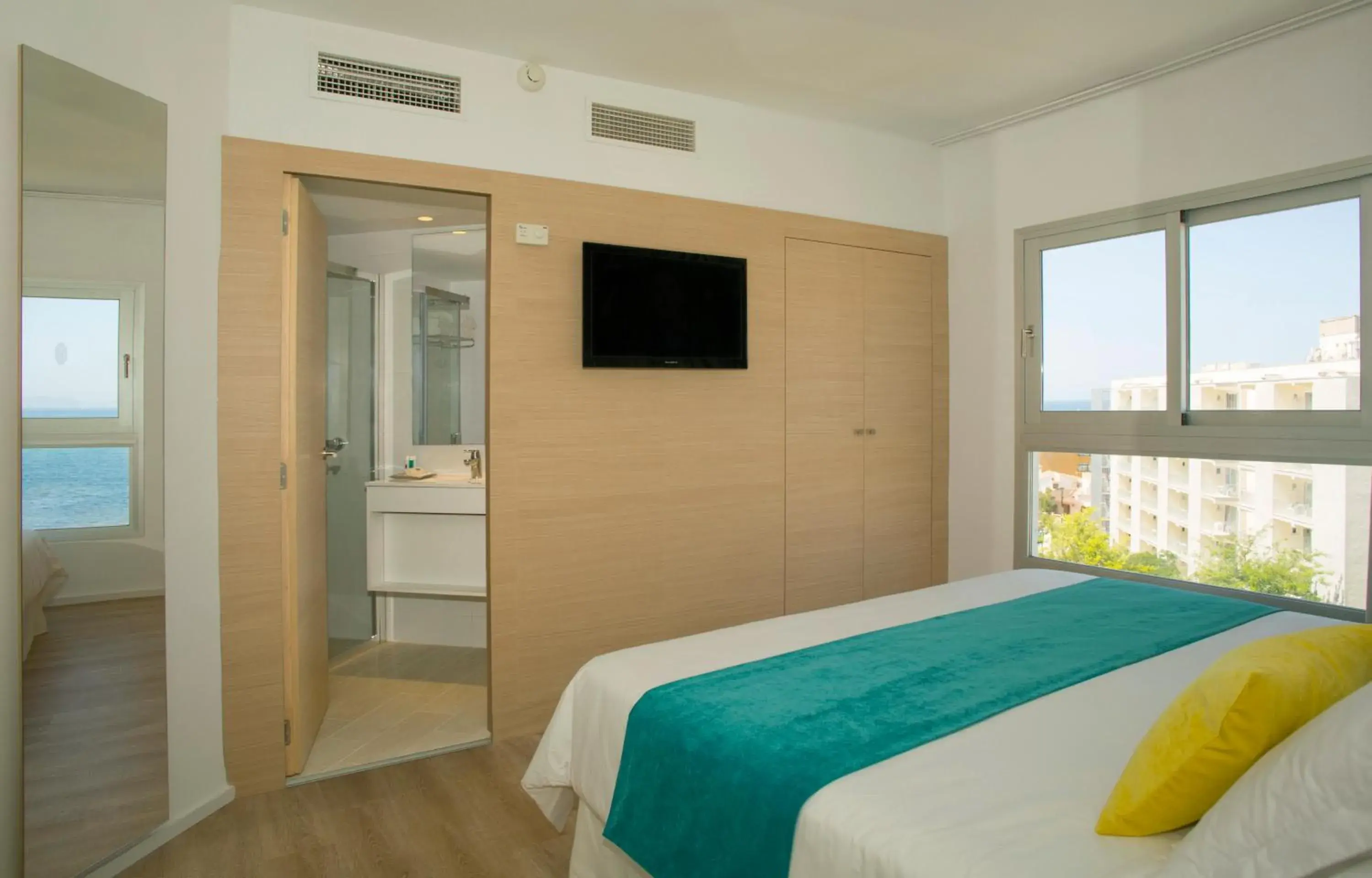 Bathroom, Bed in Hotel JS Palma Stay - Adults Only