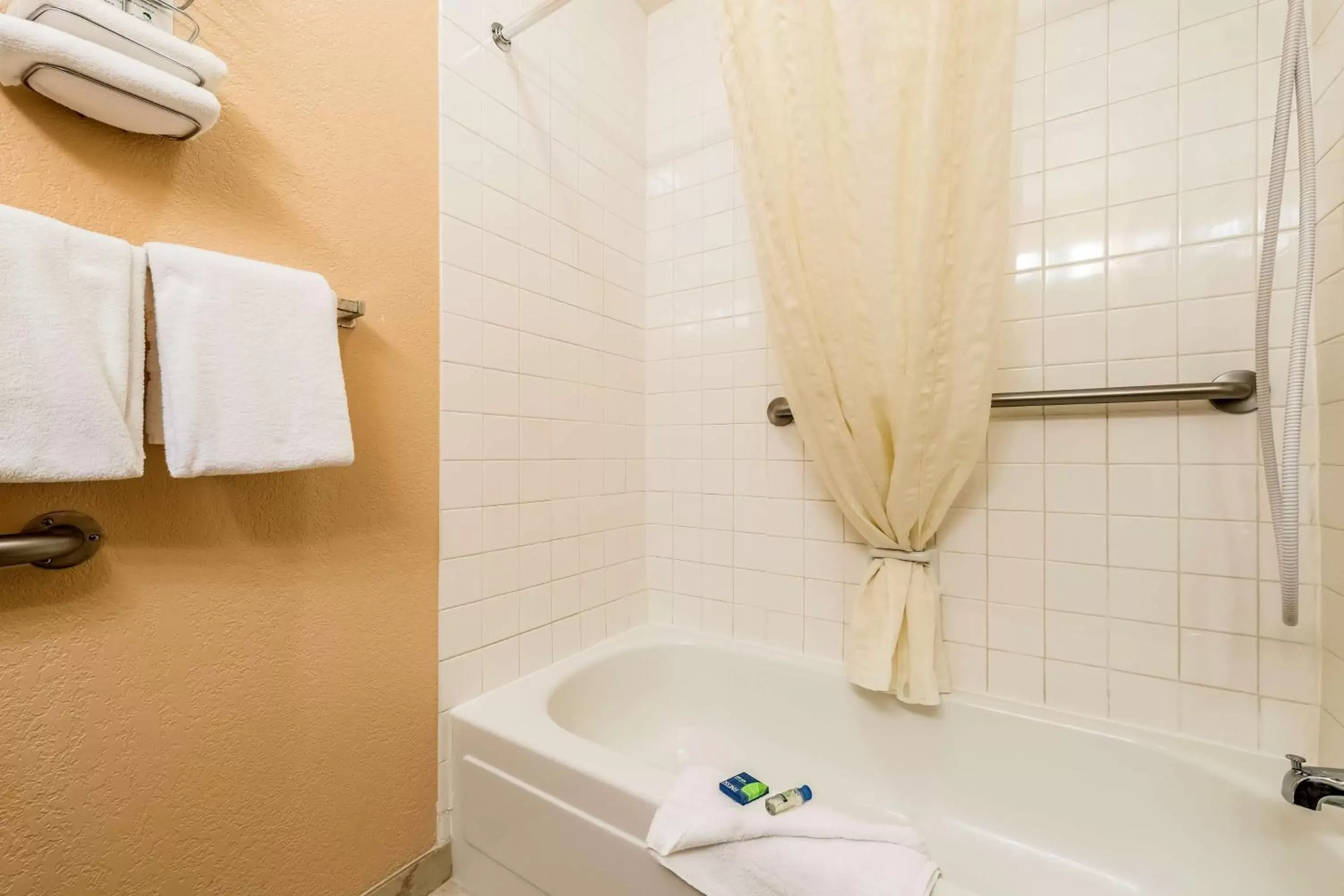 Bathroom in SureStay Hotel by Best Western Wenatchee