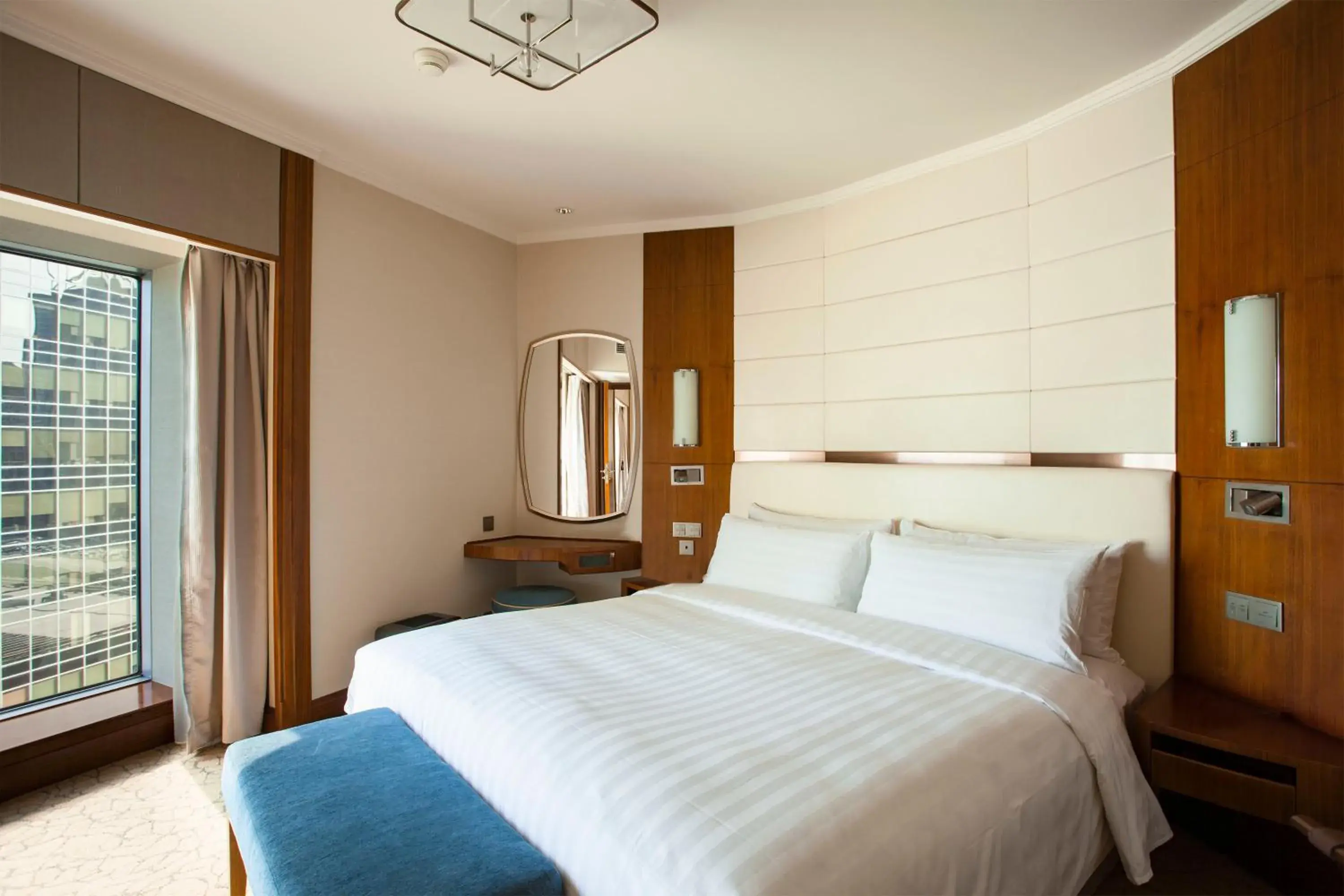 Bedroom, Bed in China World Hotel, Beijing