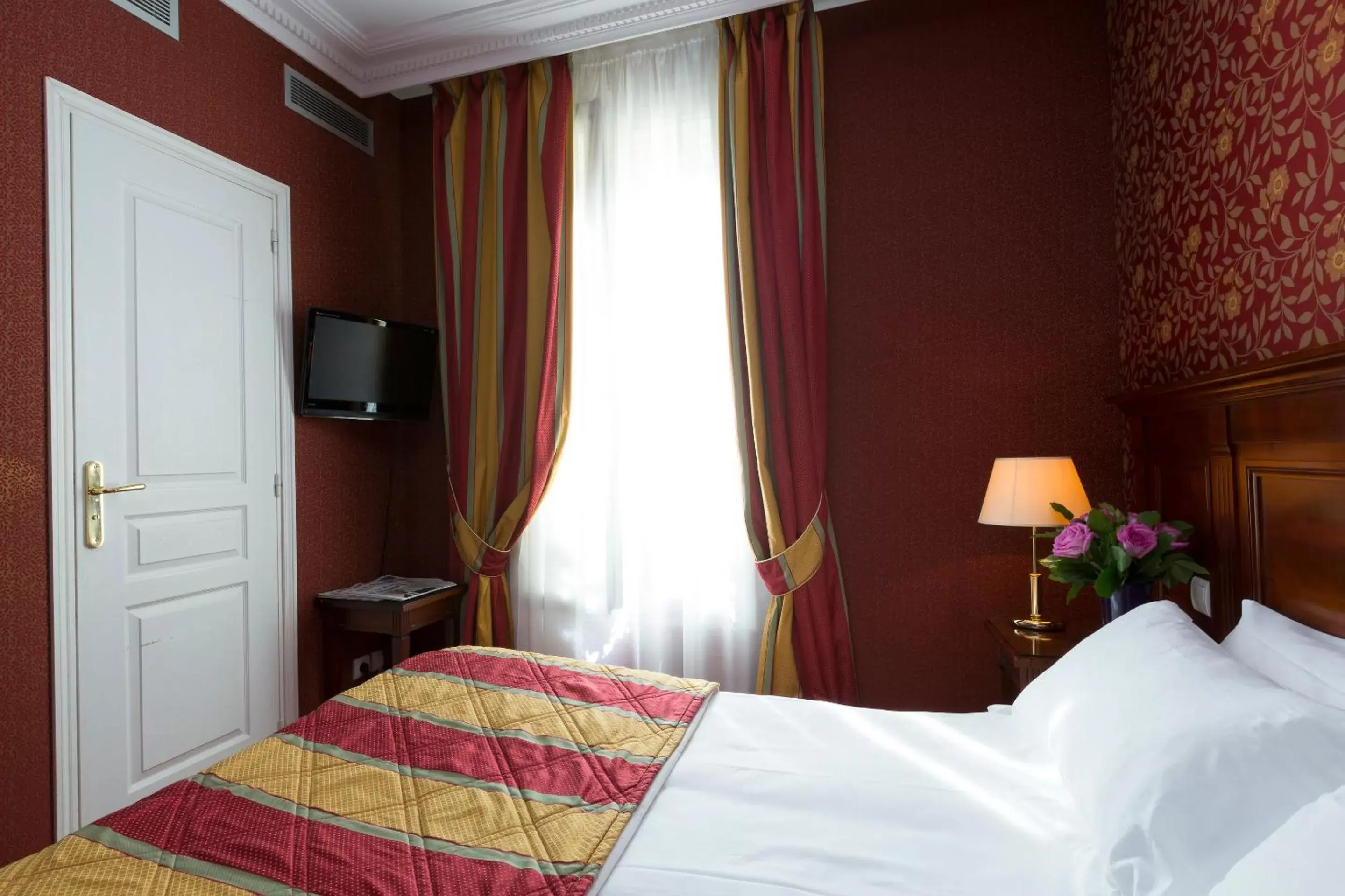 Bed in Elysees Niel Hotel
