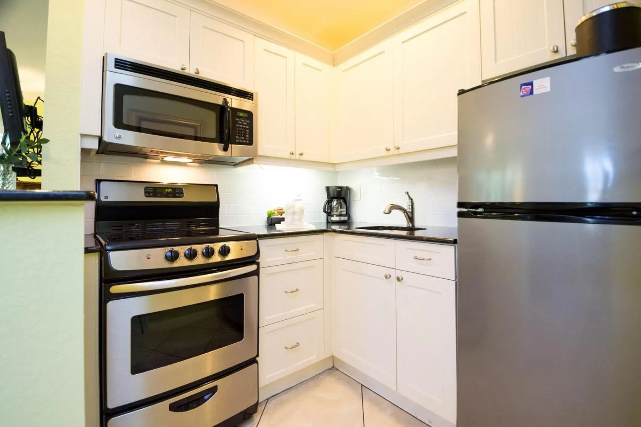 Kitchen or kitchenette, Kitchen/Kitchenette in Tropical Beach Resorts - Sarasota