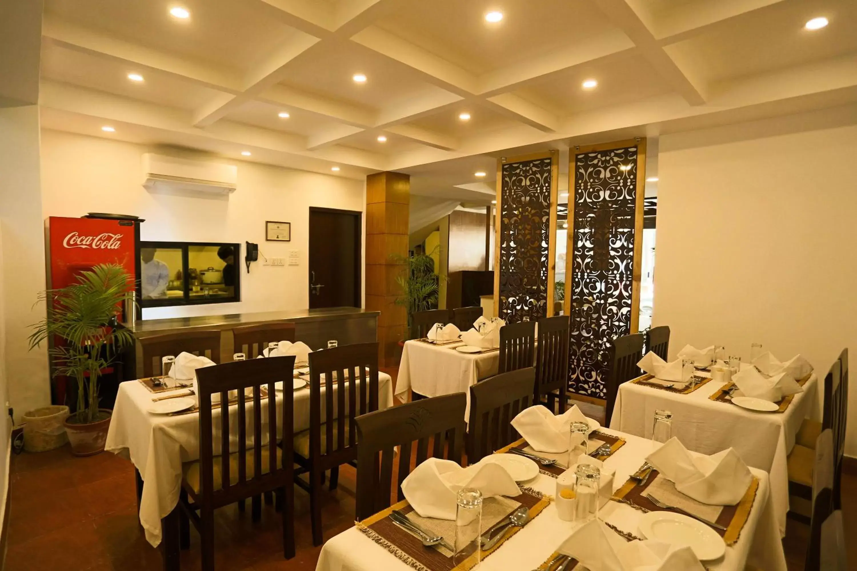 Restaurant/Places to Eat in Hotel Jay Suites