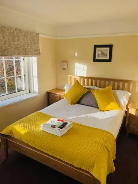 Bed in Crown & Cushion Hotel
