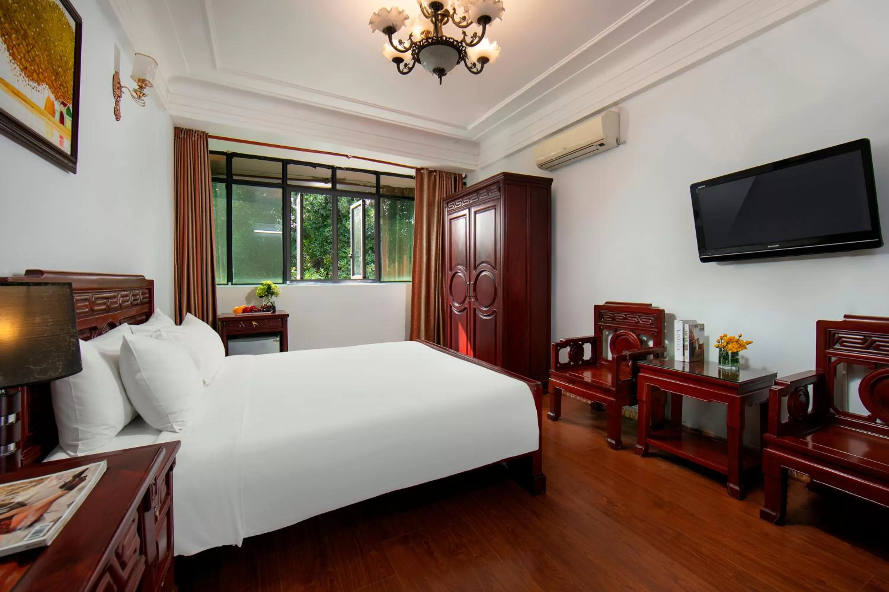 Communal lounge/ TV room, Bed in Bonjour Hanoi Hotel & Travel