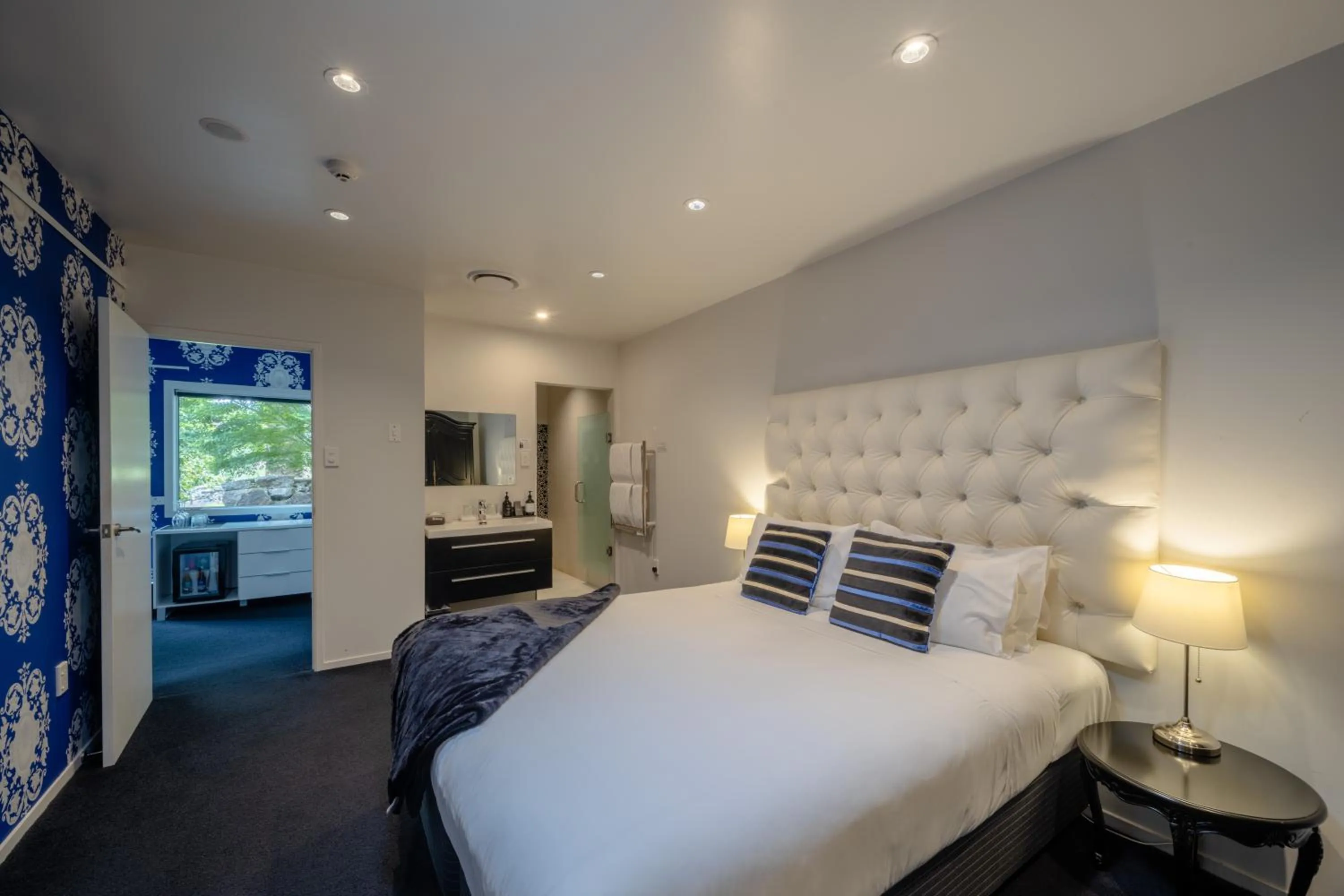 Bathroom, Bed in Black Swan Lakeside Boutique Hotel