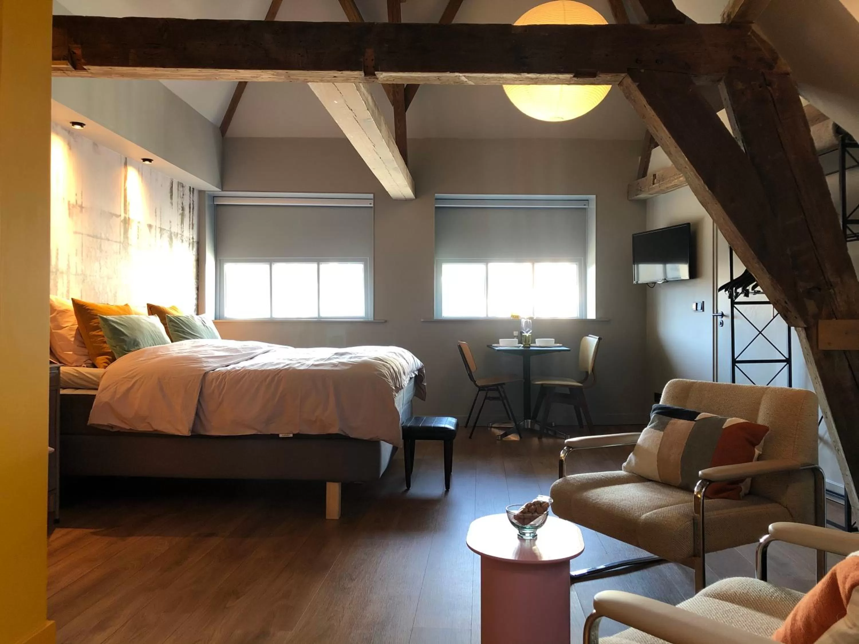 Photo of the whole room, Bed in Daen’s Greenhouse