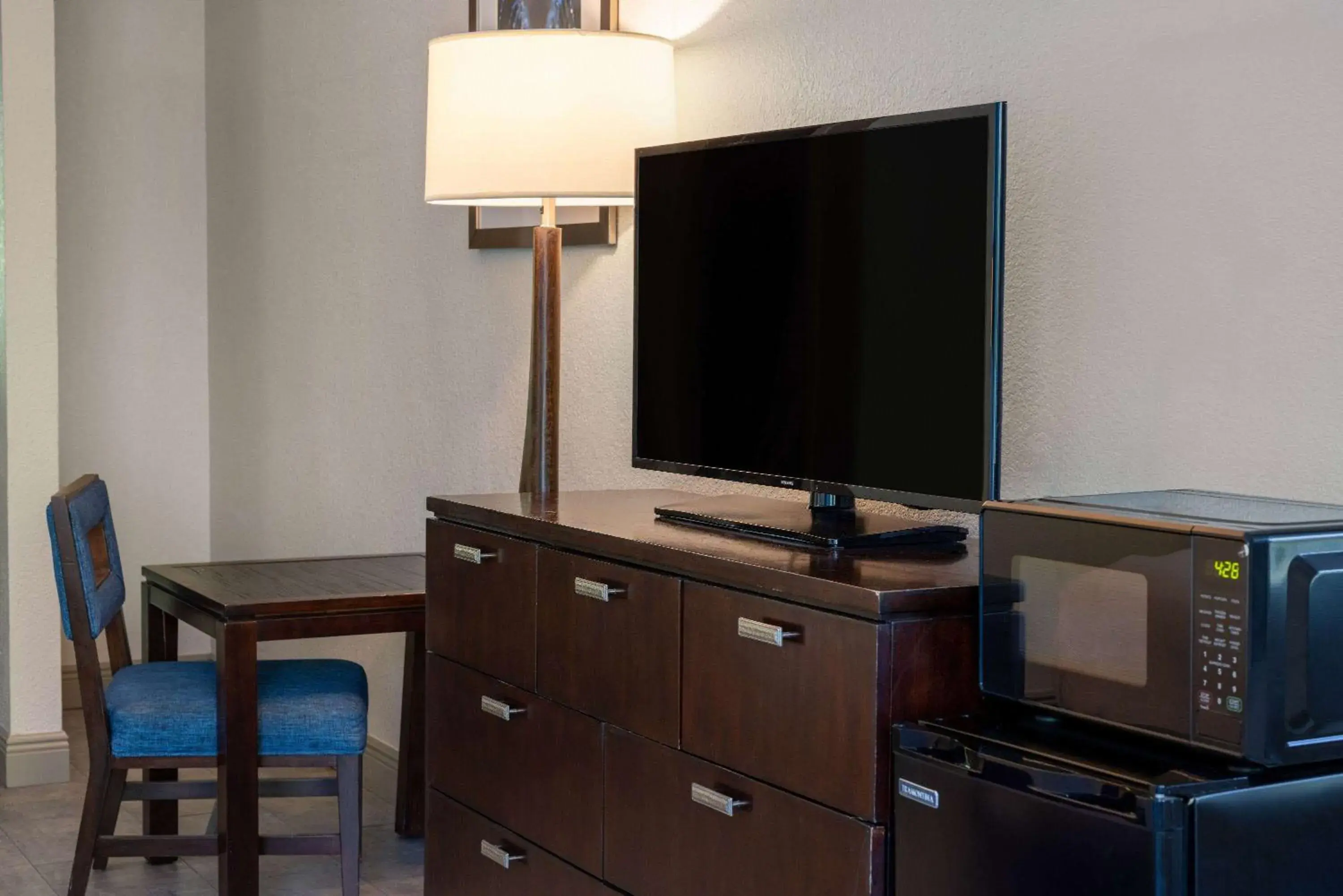 Bed, TV/Entertainment Center in Travelodge by Wyndham Kingsland GA