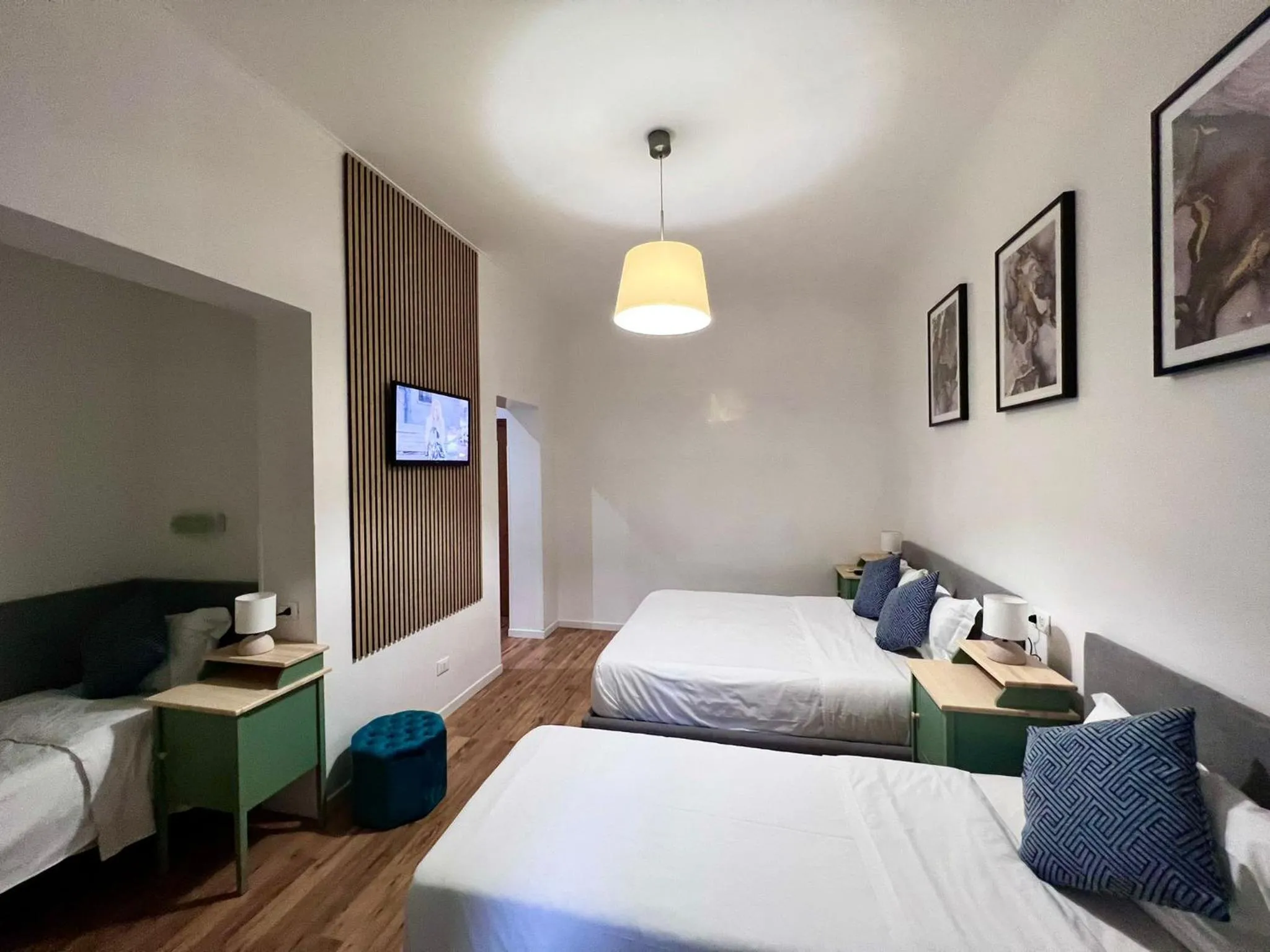 TV and multimedia, Bed in The Place In Rome Guest House