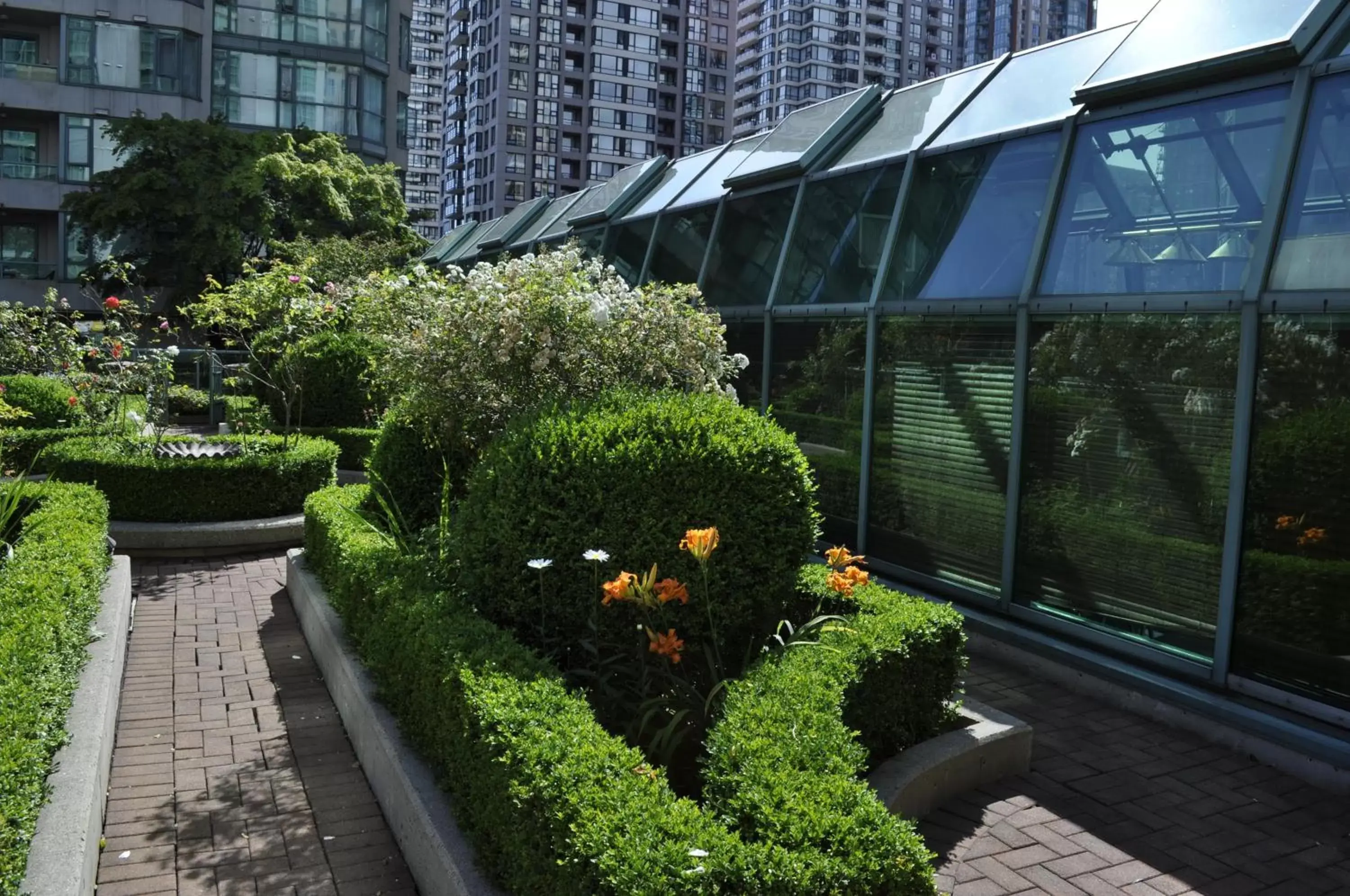 Garden, Property Building in Rosedale on Robson Suite Hotel