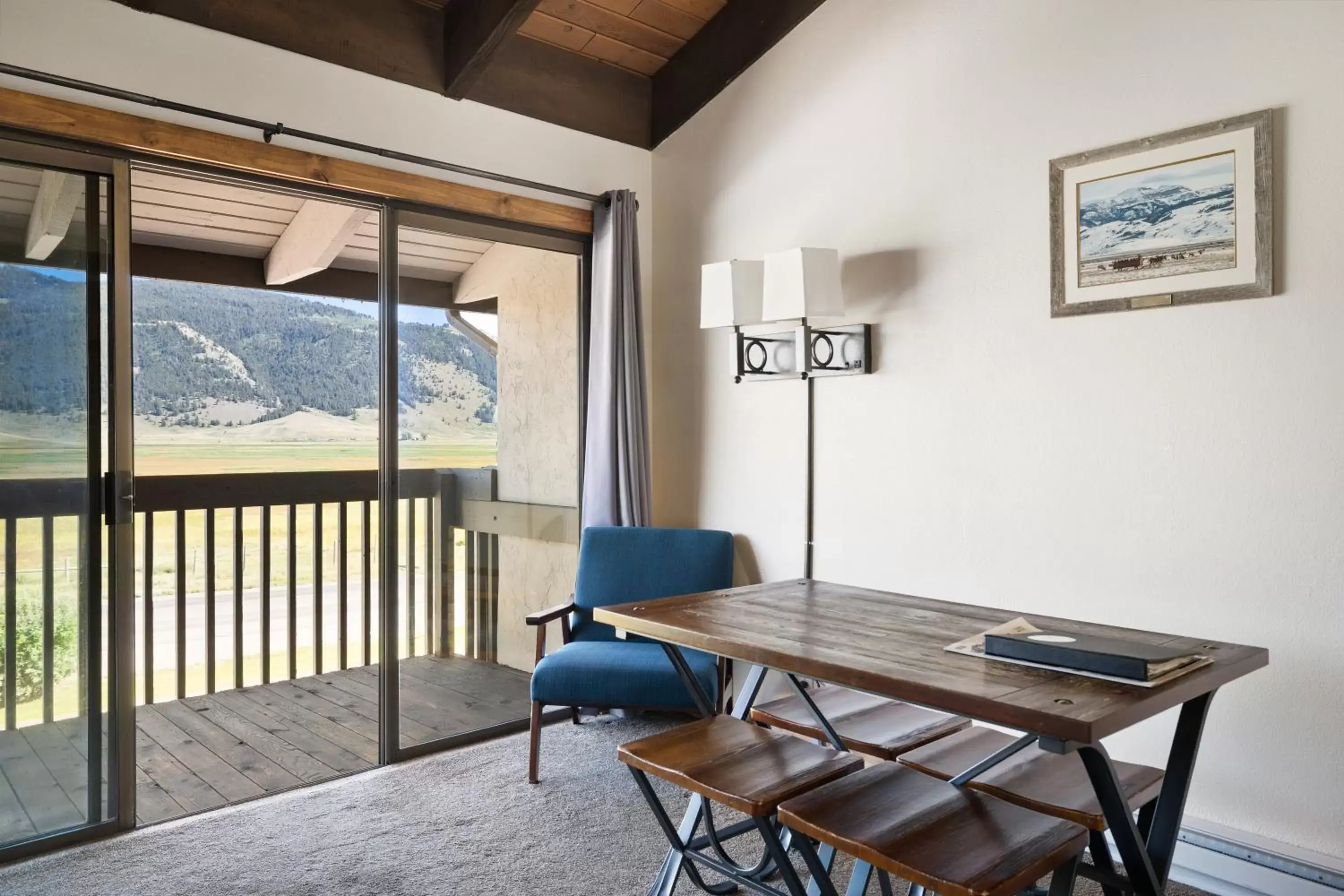 View (from property/room), Dining Area in Elk Refuge Inn