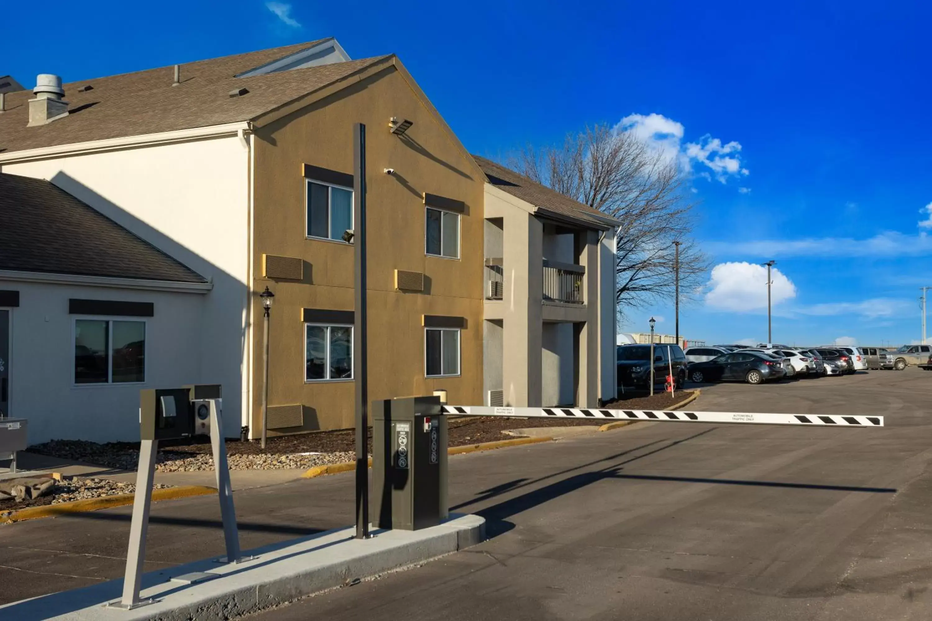 Parking, Property Building in Orangewood Inn & Suites Kansas City Airport