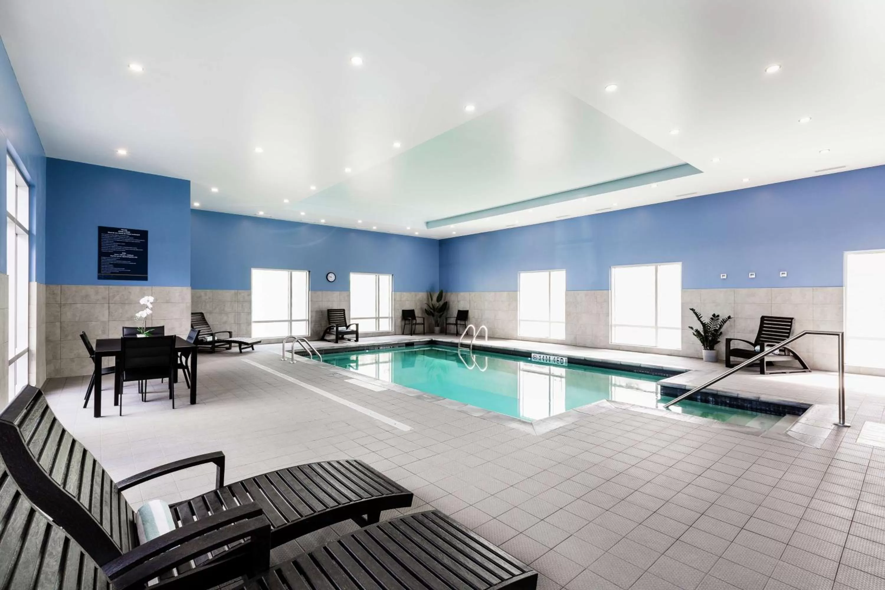 Pool view in Hampton Inn & Suites by Hilton Québec - Beauport