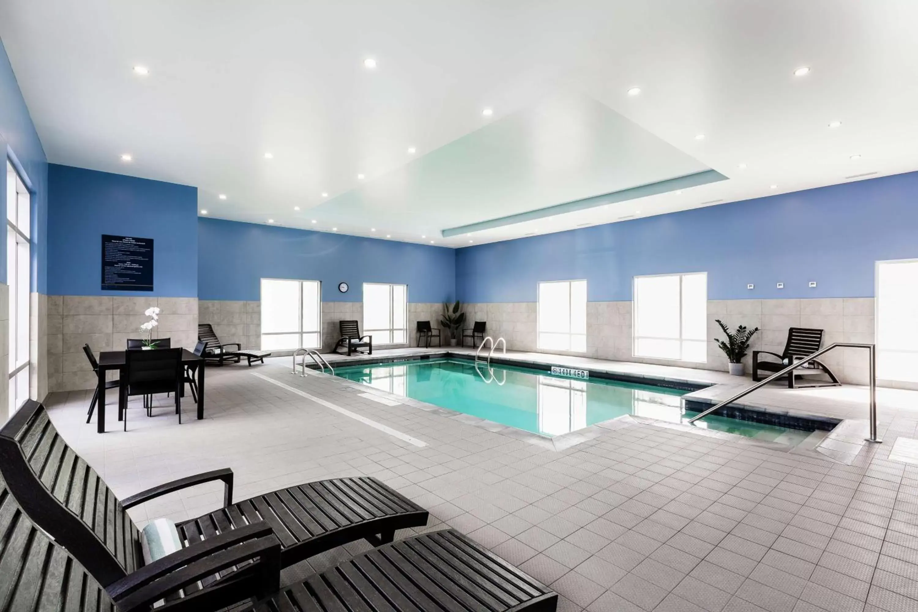Pool view, Swimming Pool in Hampton Inn & Suites by Hilton Québec - Beauport