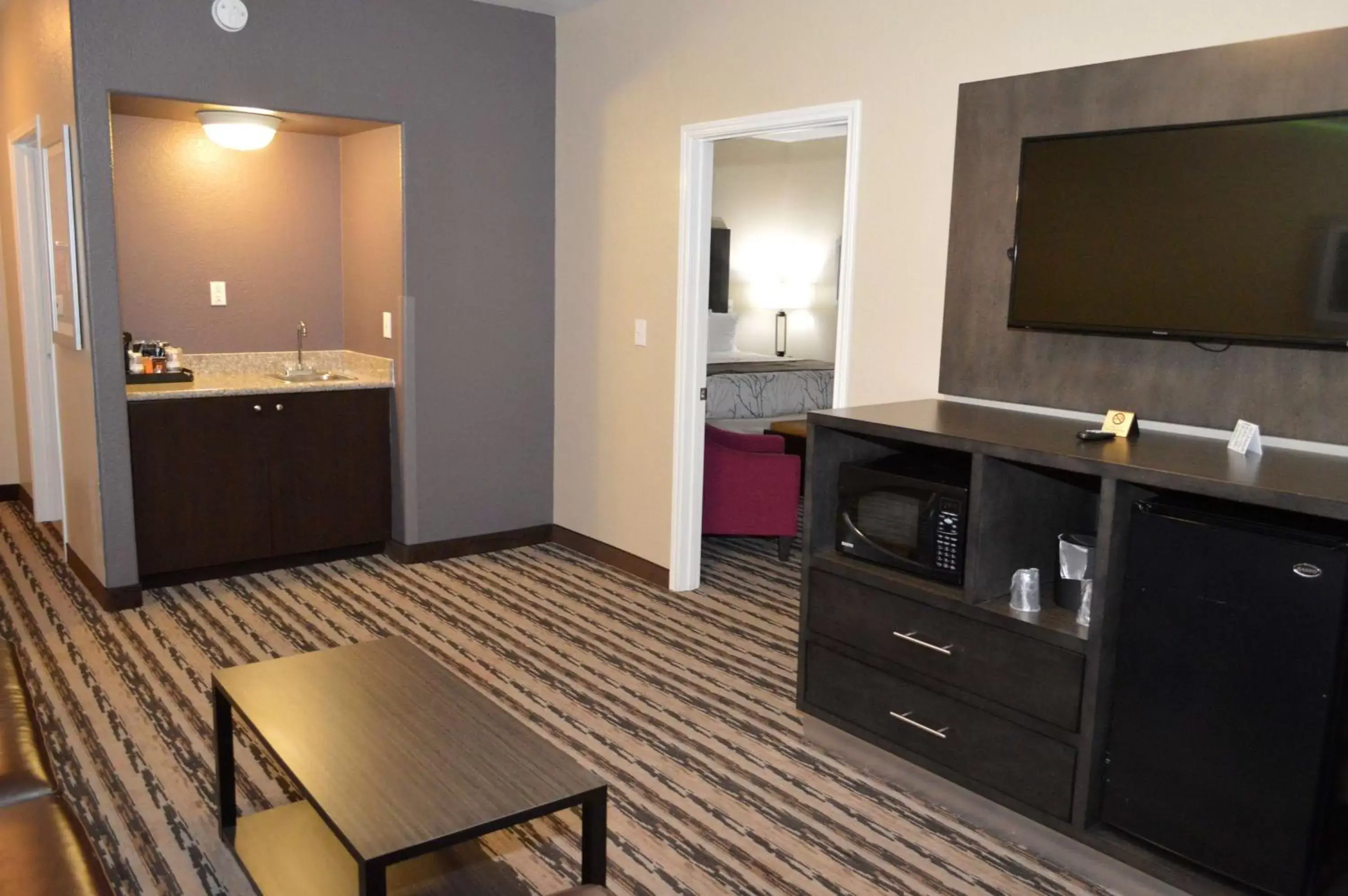 Photo of the whole room, Kitchen/Kitchenette in Best Western Boerne Inn & Suites