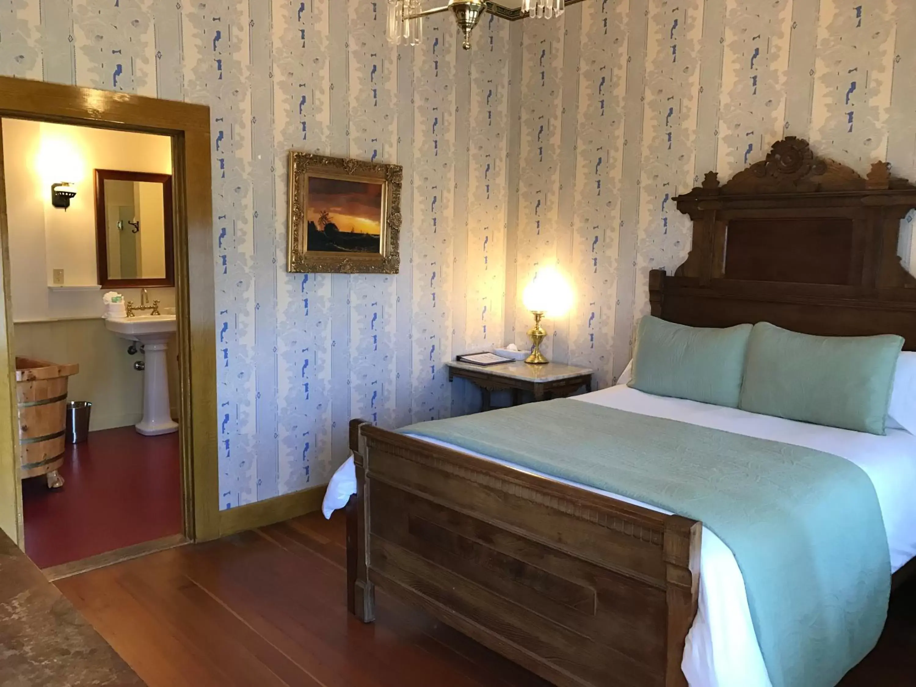 Queen Suite in Cosmopolitan Hotel Queen Suite in Cosmopolitan Hotel