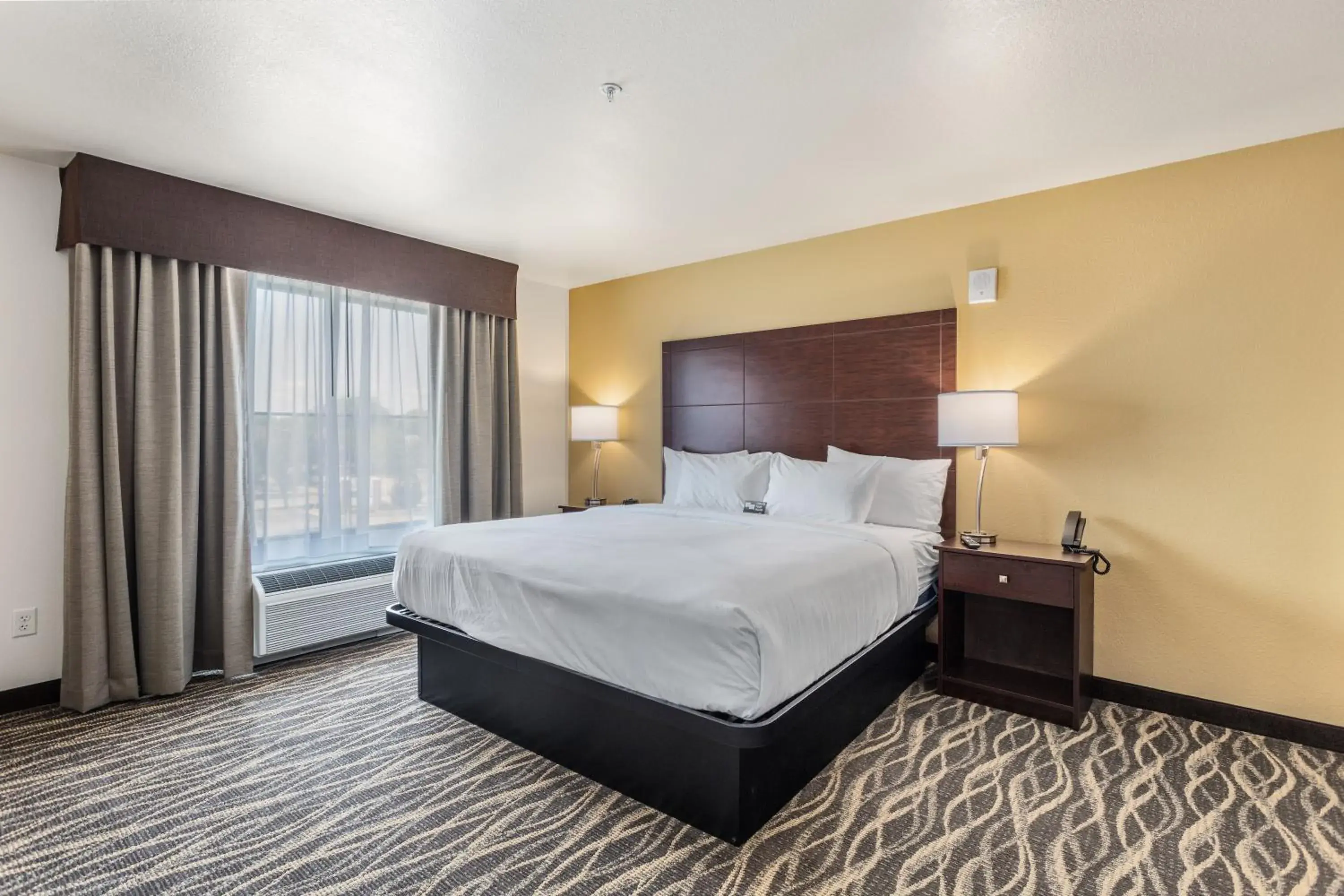 Bed in Cobblestone Hotel & Suites - De Pere